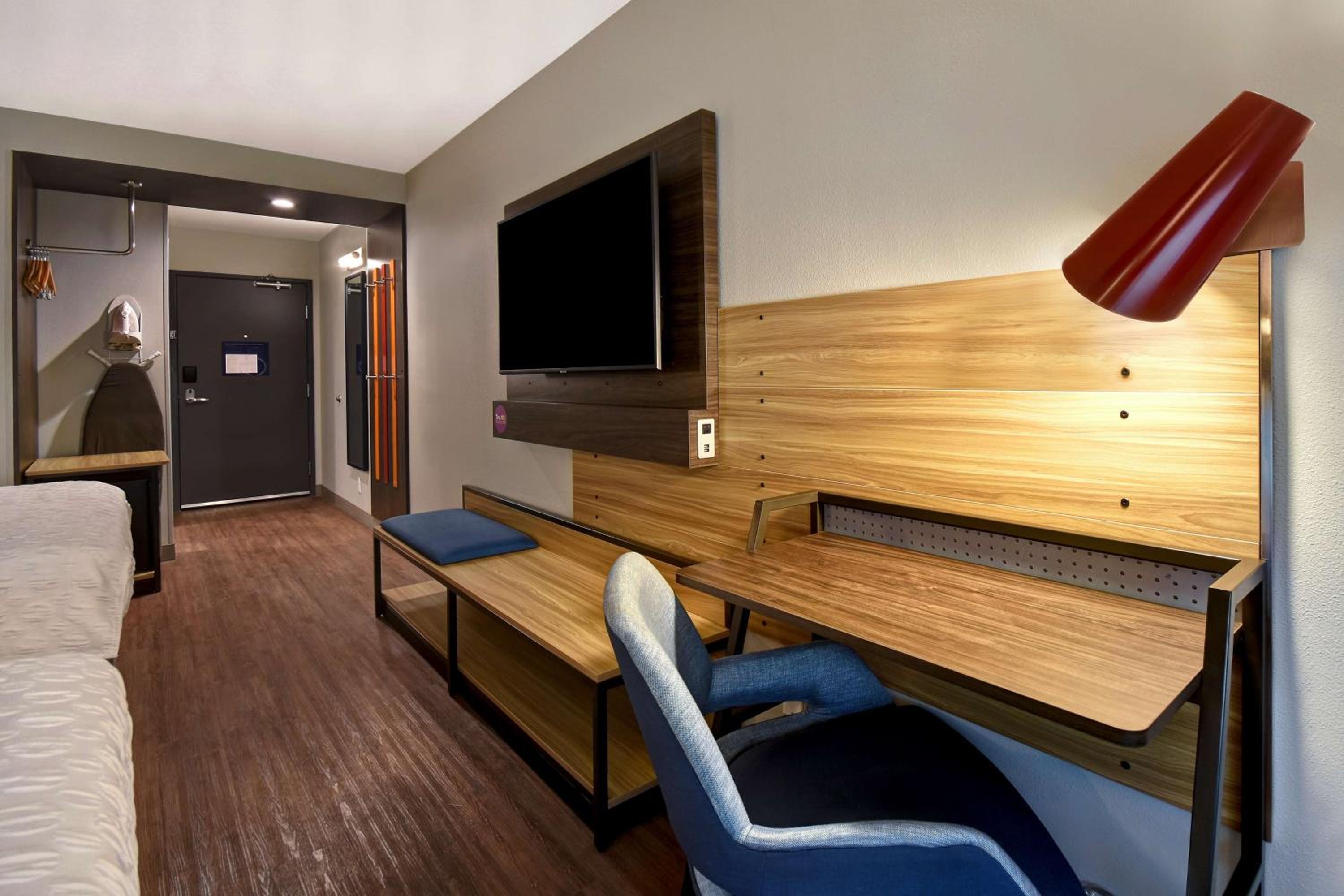 Queen Room with Two Queen Beds - Photo 6