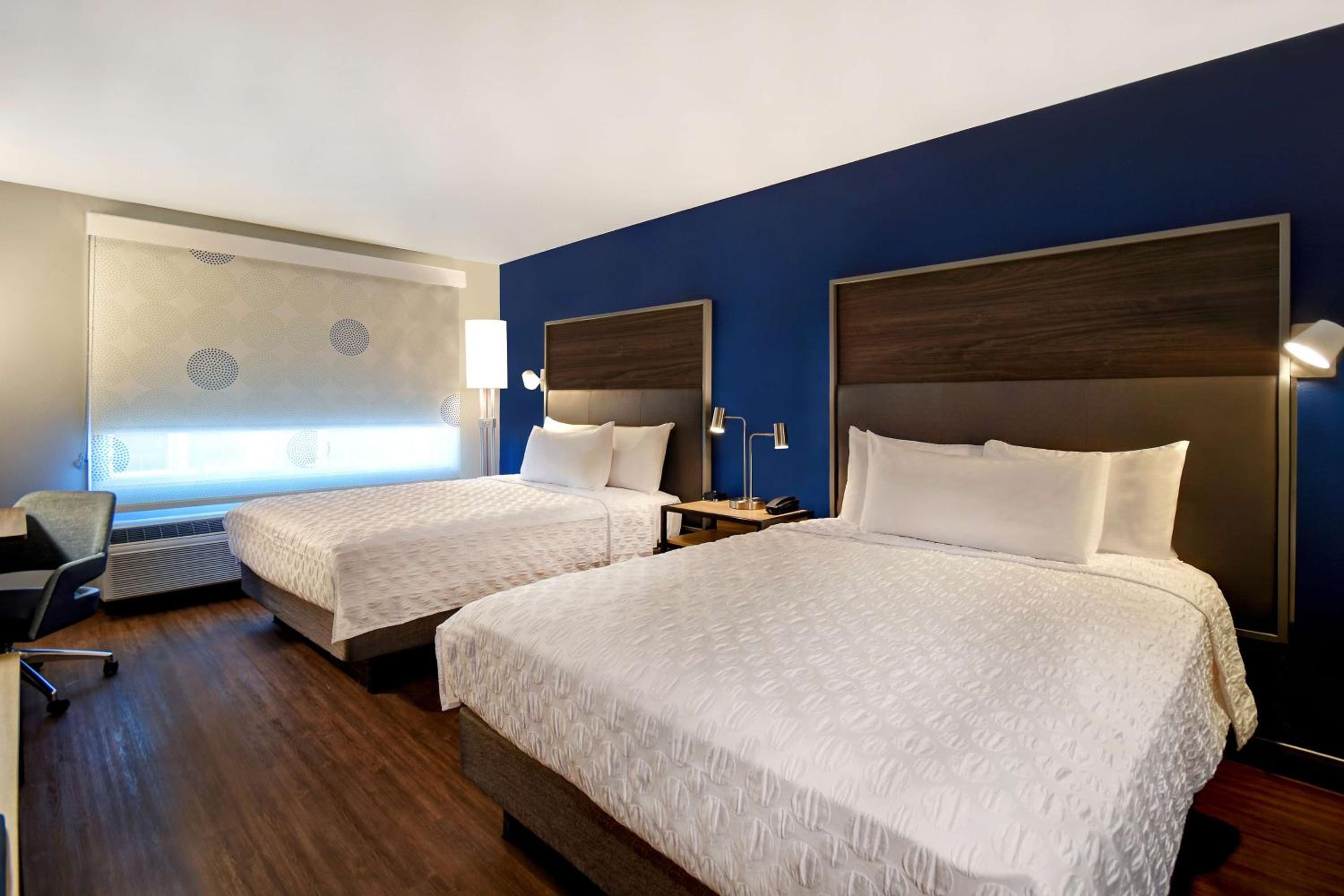 Queen Room with Two Queen Beds - Photo 5