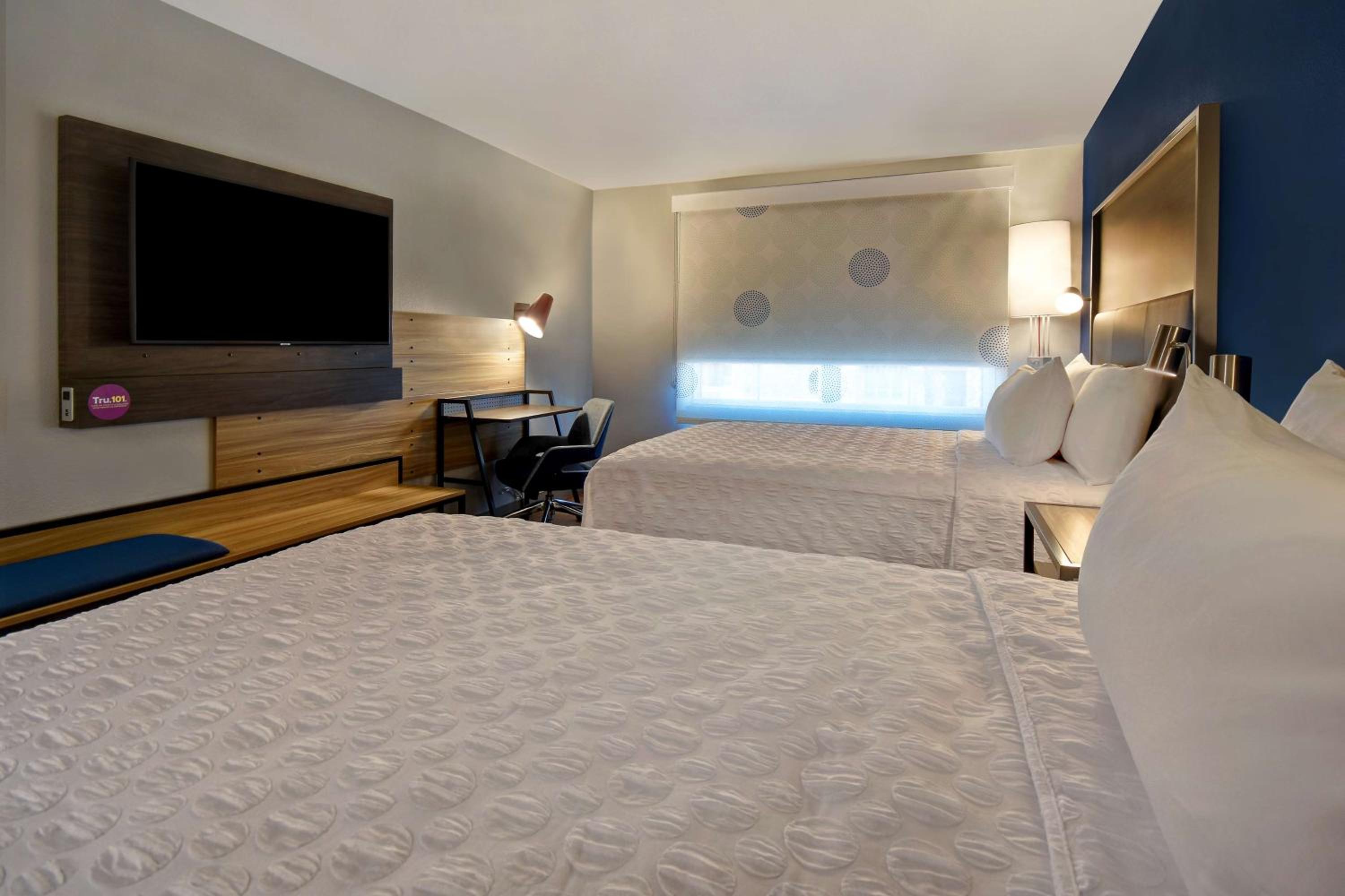 Queen Room with Two Queen Beds - Photo 2