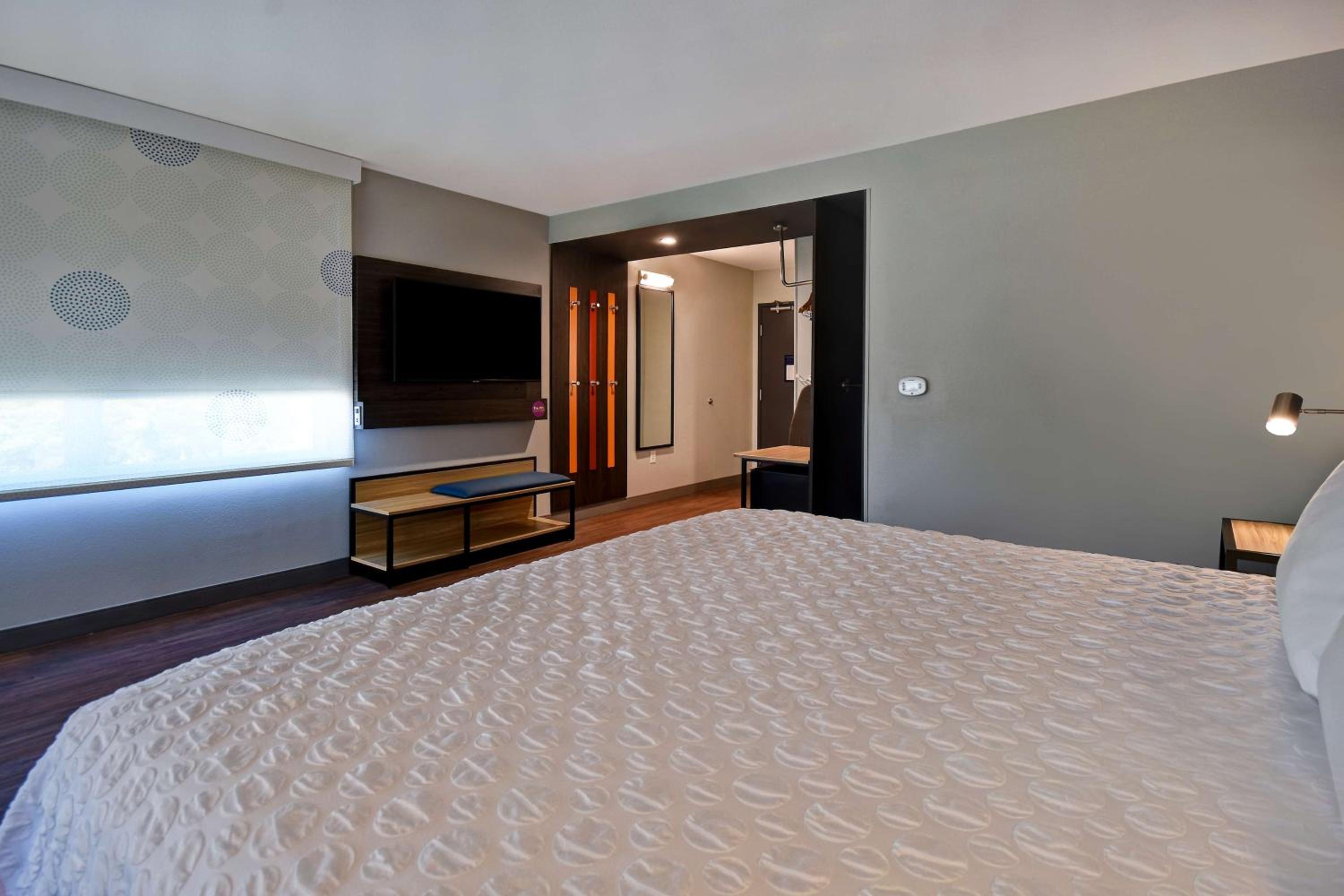 King Room with Bath Tub - Mobility Access - Photo 5
