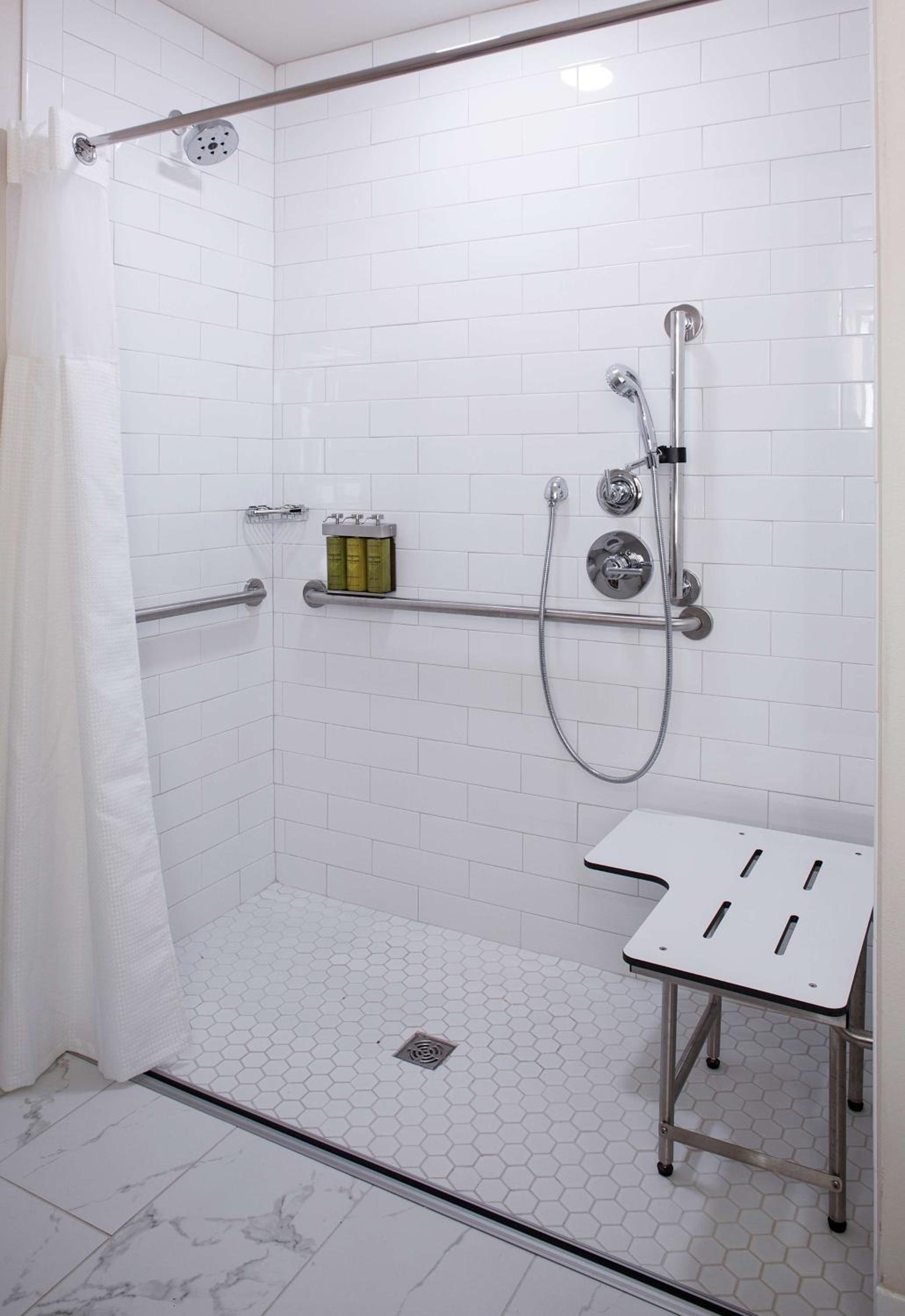 King Room with Roll-In Shower - Mobility Access - Photo 4