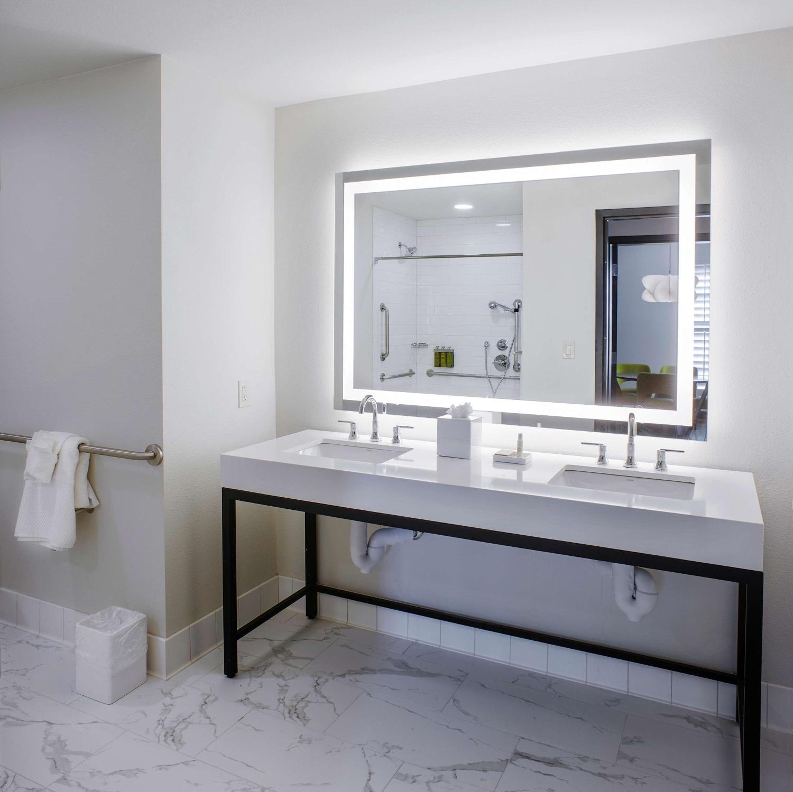 King Room with Roll-In Shower - Mobility Access - Photo 6
