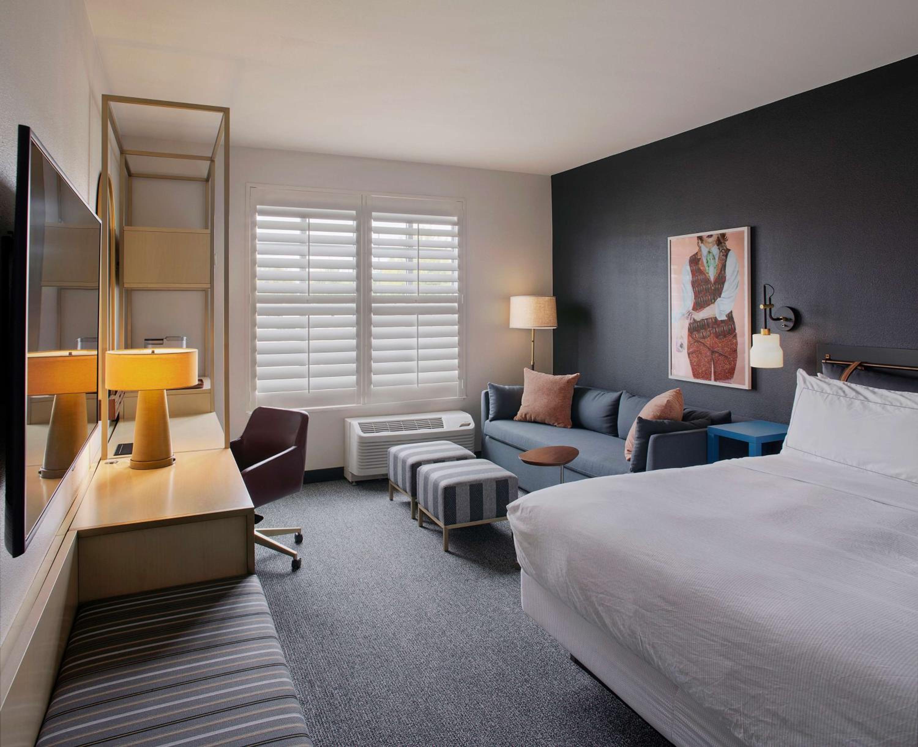 King Room with Sofa Bed - Non-Smoking - Photo 3
