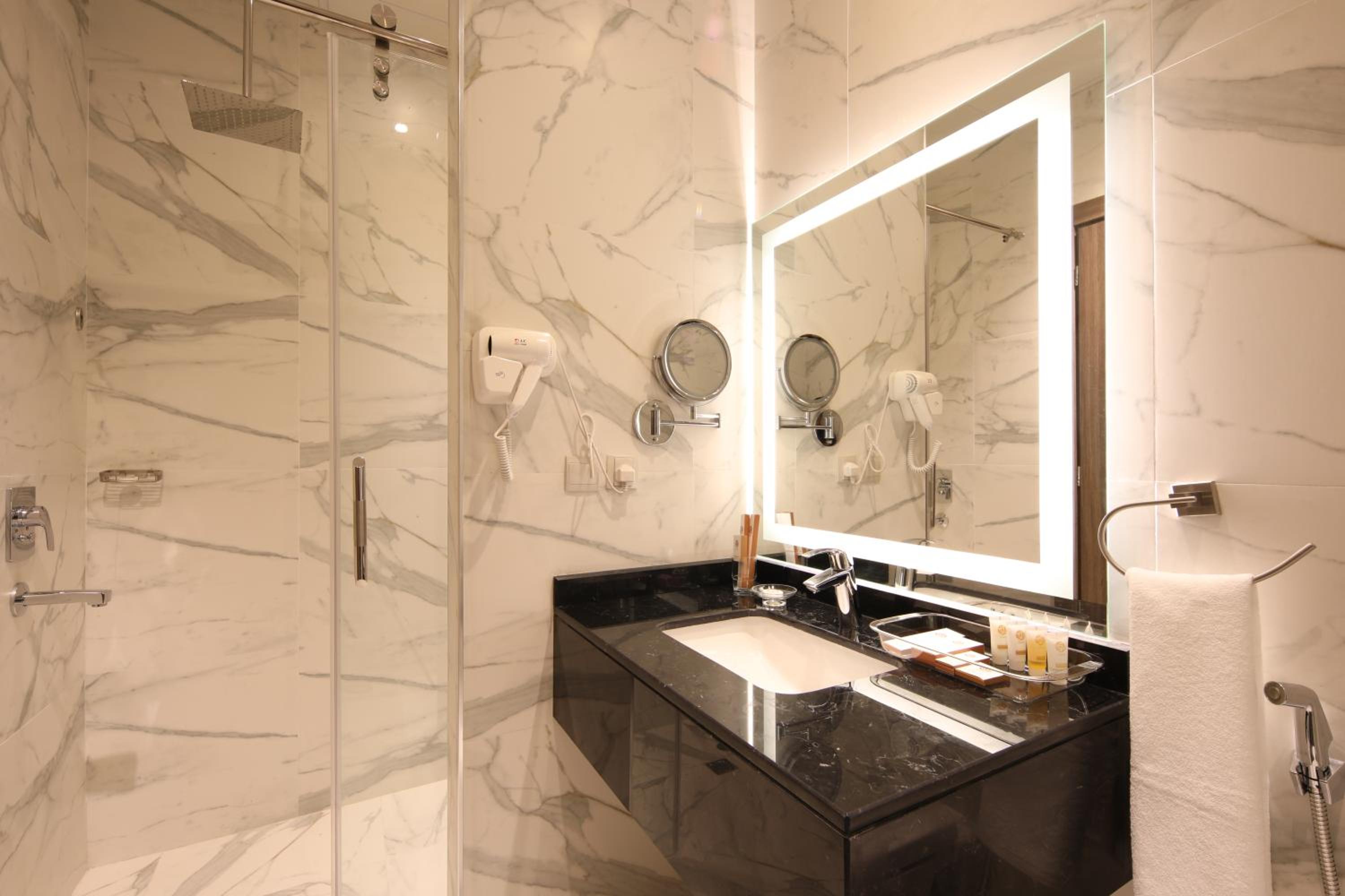 Superior King Suite - Photo 3