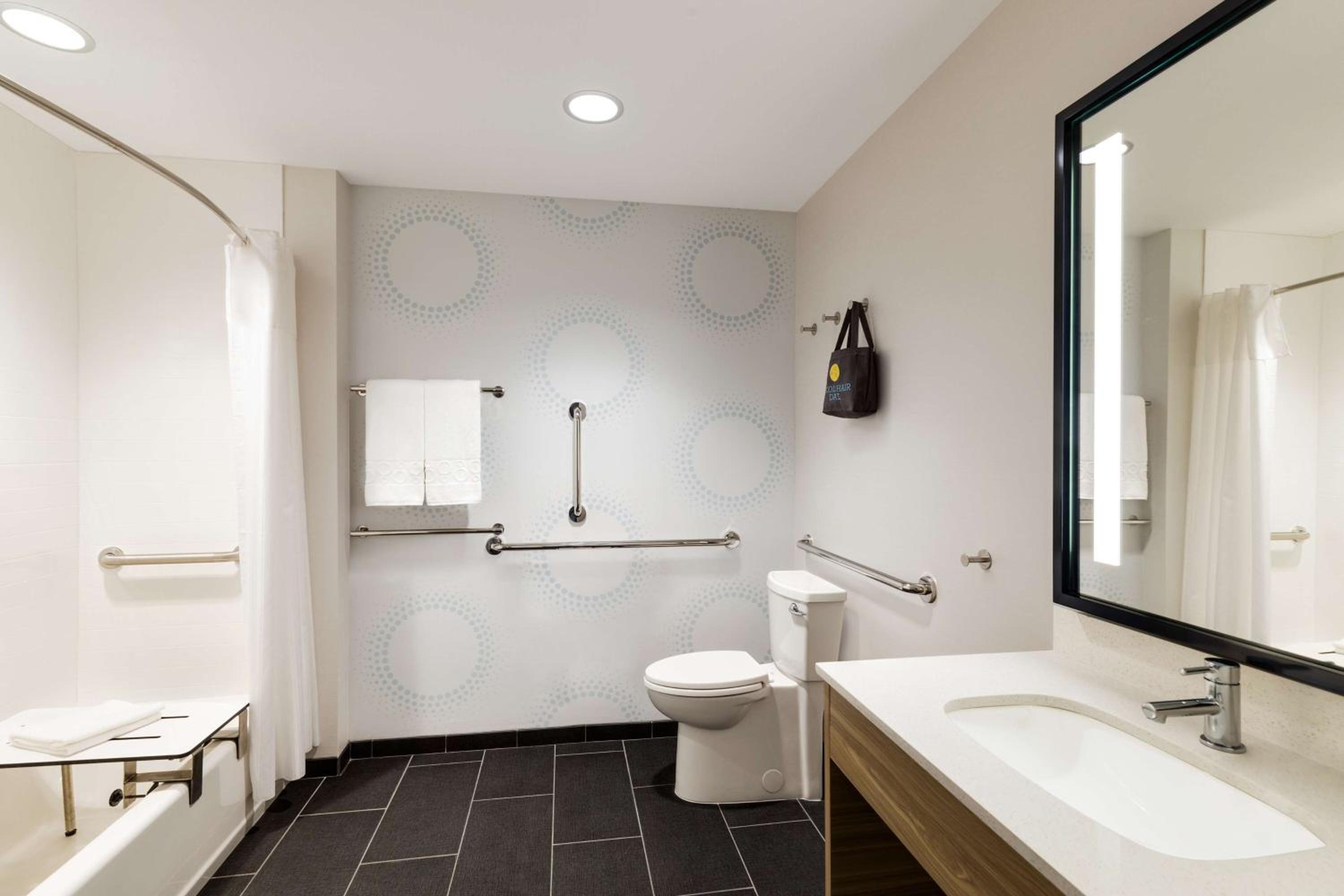 Queen Room with Two Queen Beds - Mobility and Hearing Access - Photo 4