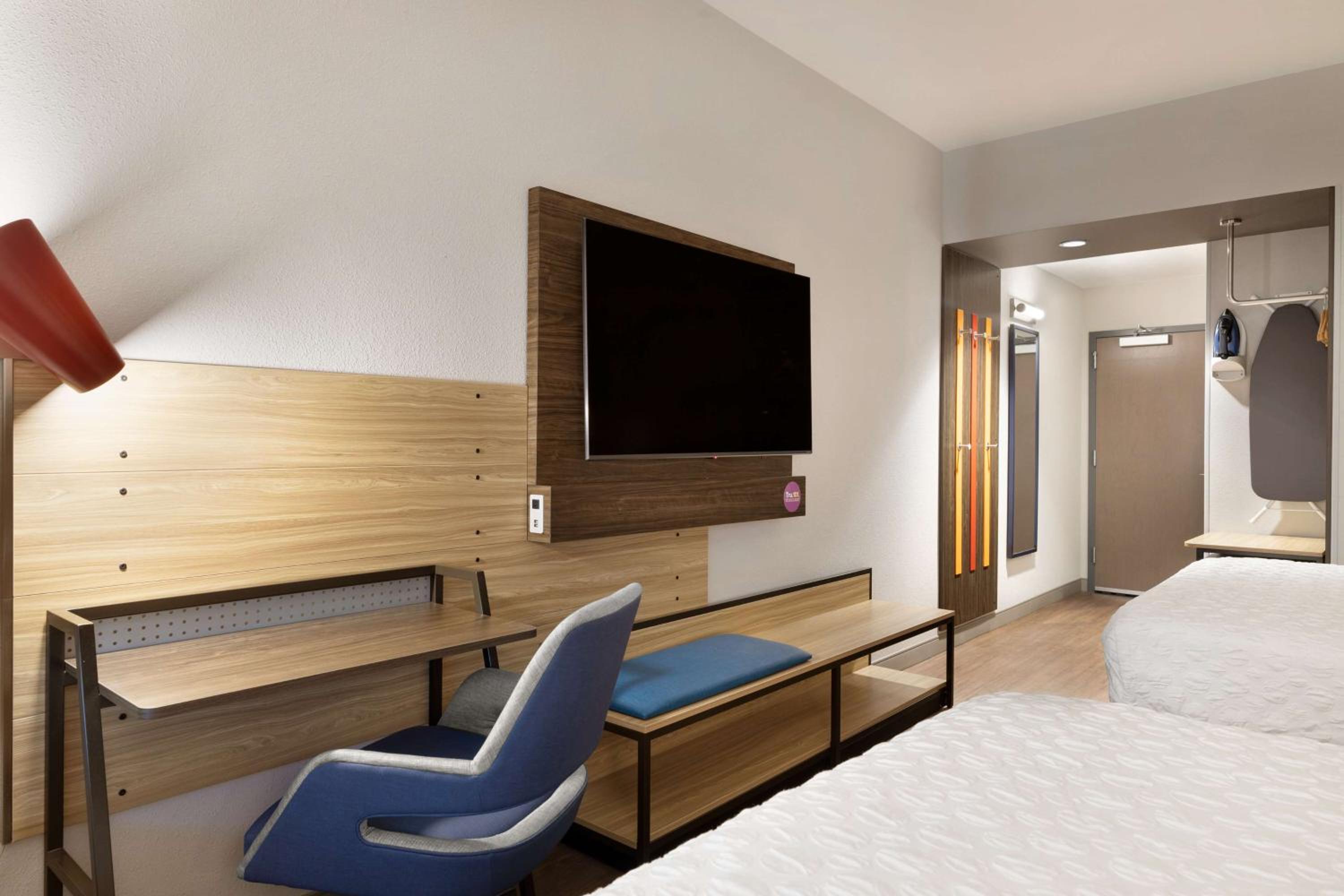 Queen Room with Two Queen Beds - Photo 3
