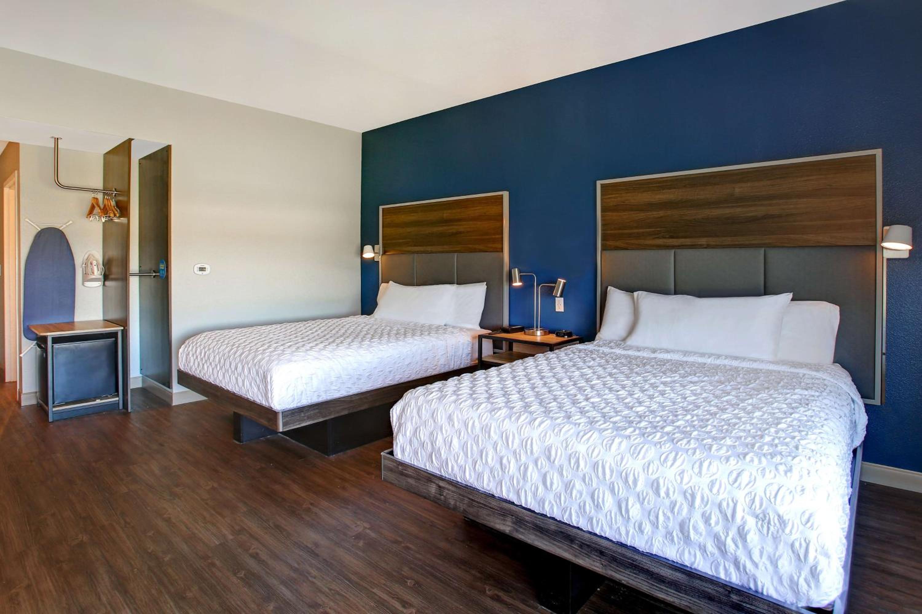 Queen Room with Two Queen Beds - Photo 1