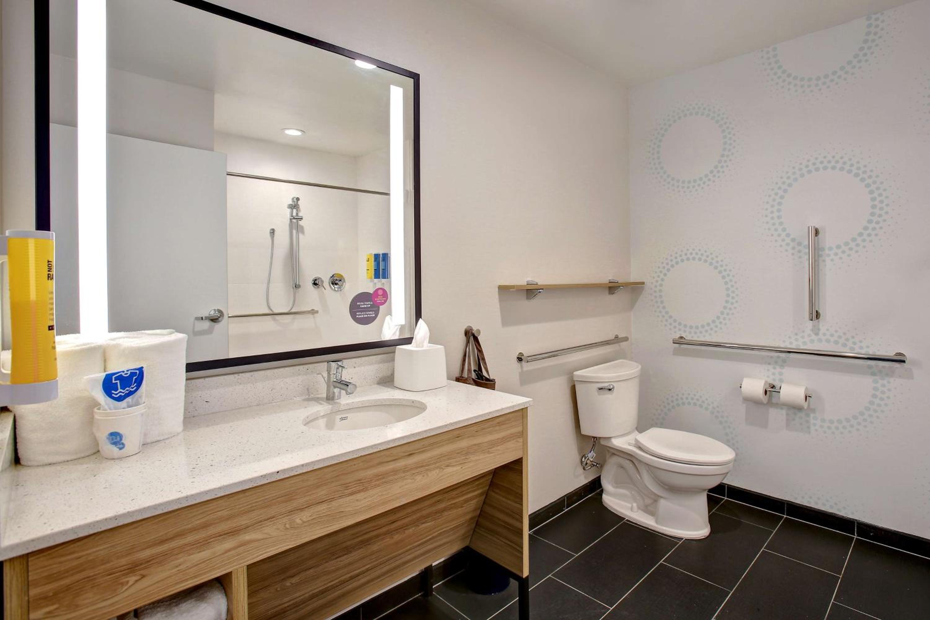 Queen Room with Two Queen Beds and Roll-In Shower - Mobility Access - Photo 2