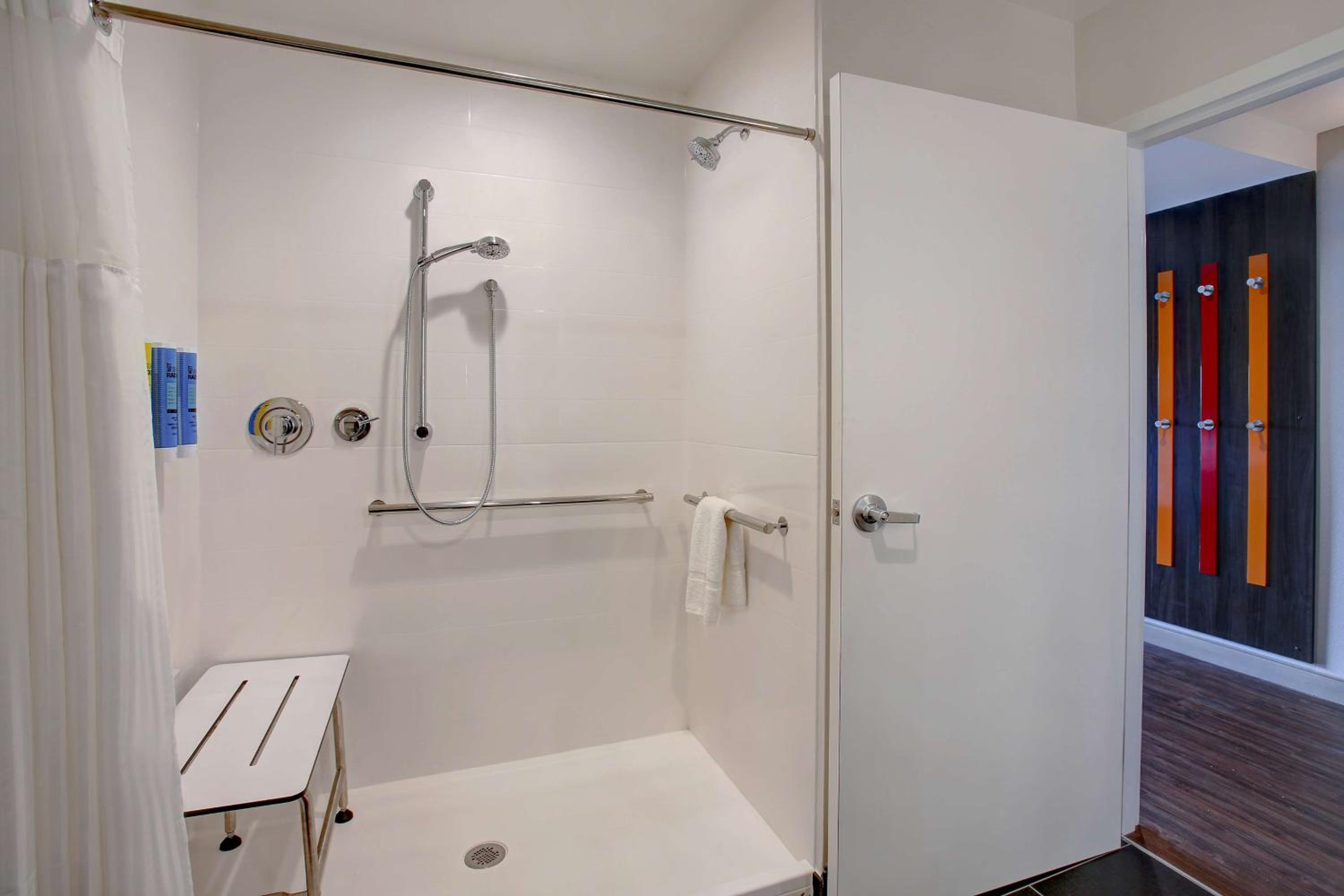 King Room with Roll-In Shower - Mobility Access - Photo 2