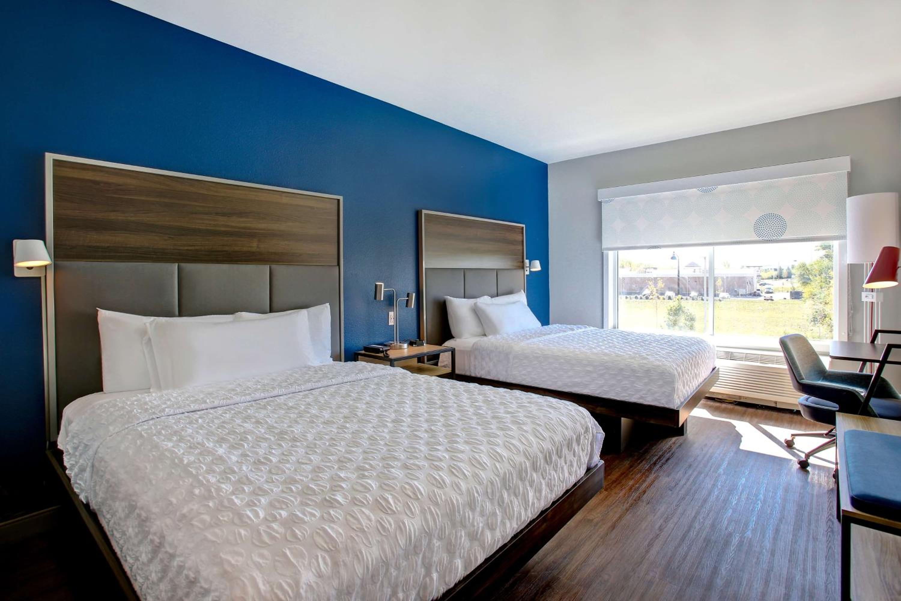 Queen Room with Two Queen Beds - Photo 3