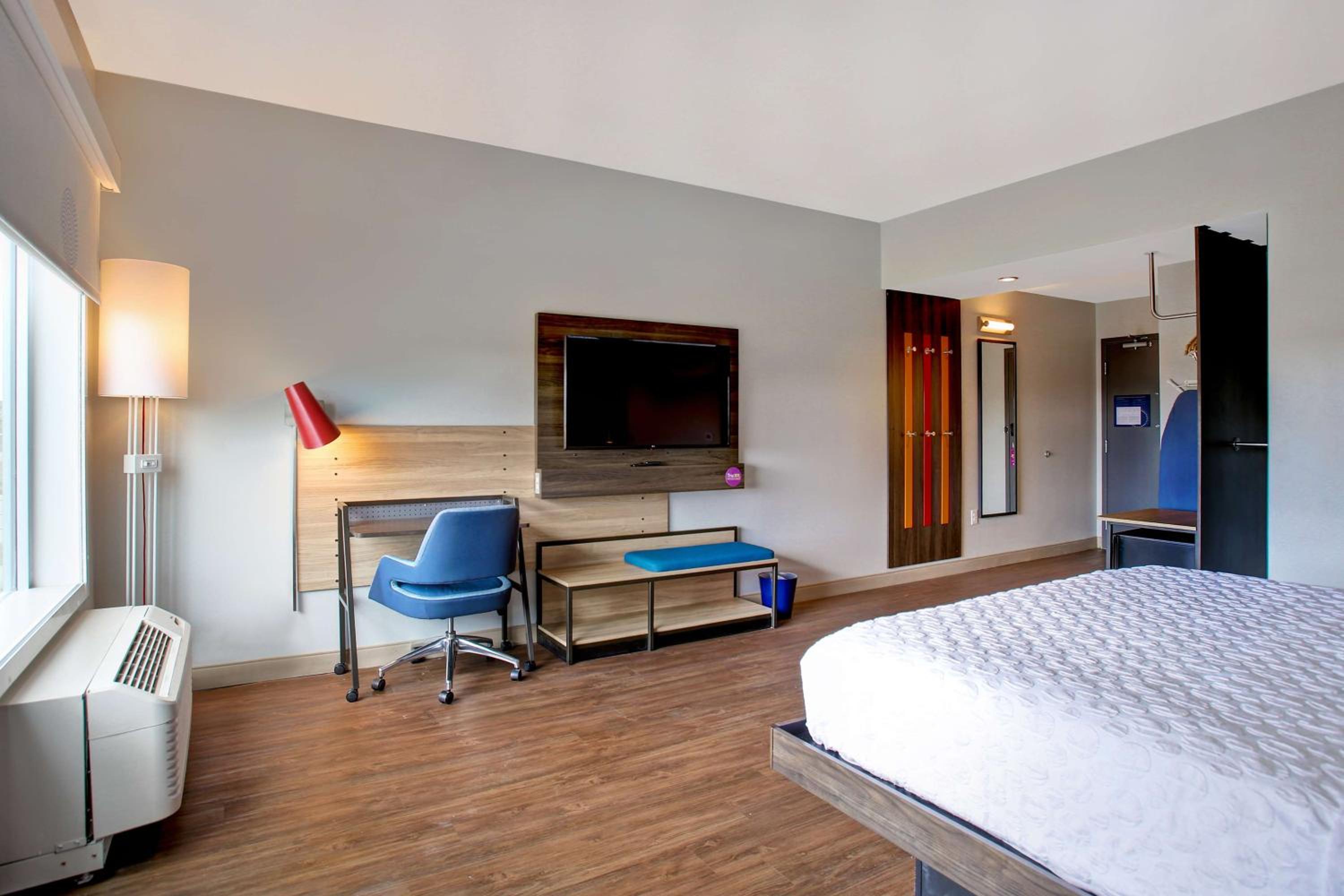 King Room with Roll-In Shower - Mobility Access - Photo 1