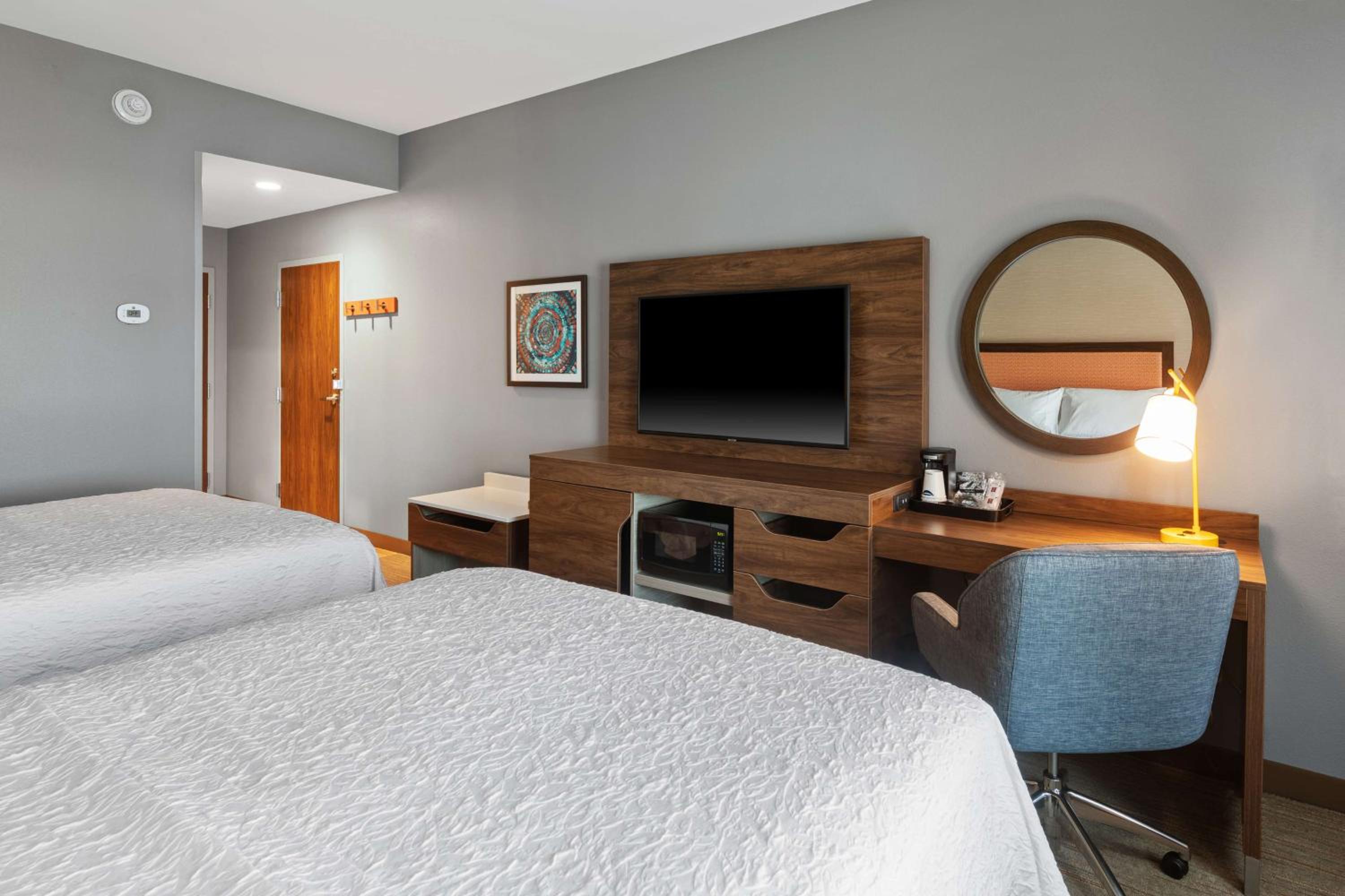 Queen Room with Two Queen Beds - Photo 4