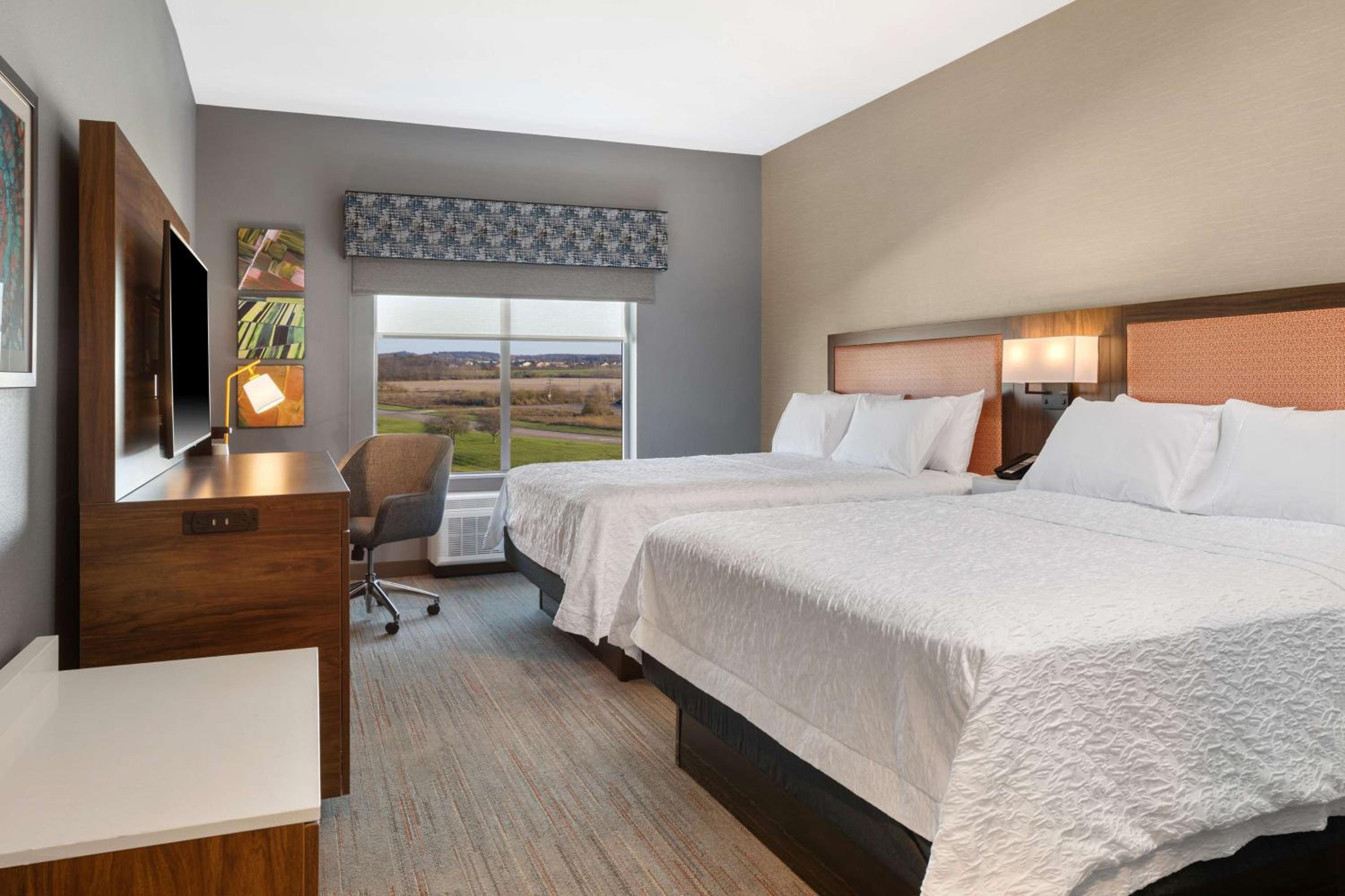 Queen Room with Two Queen Beds - Photo 3
