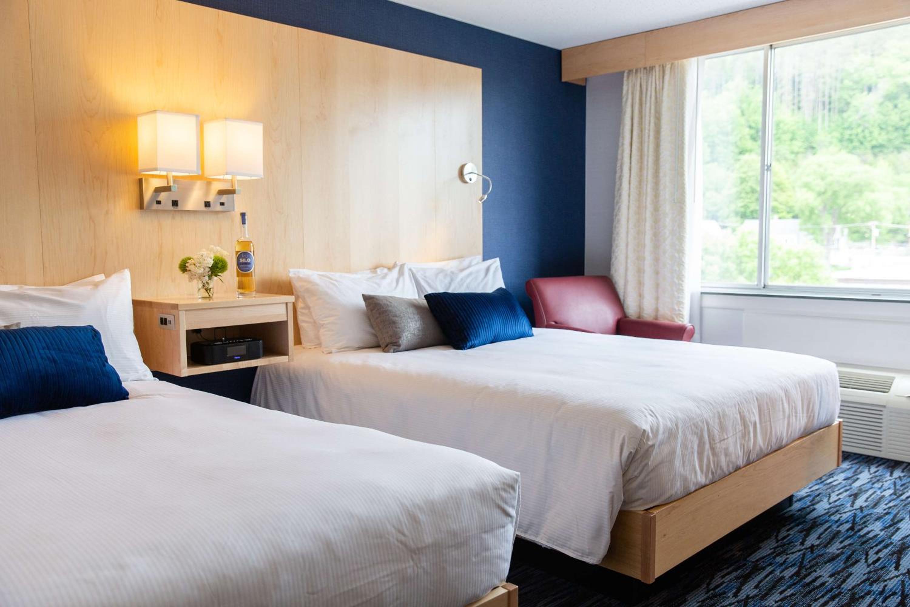 Deluxe Queen Room with Two Queen Beds - Hearing Access photo 3