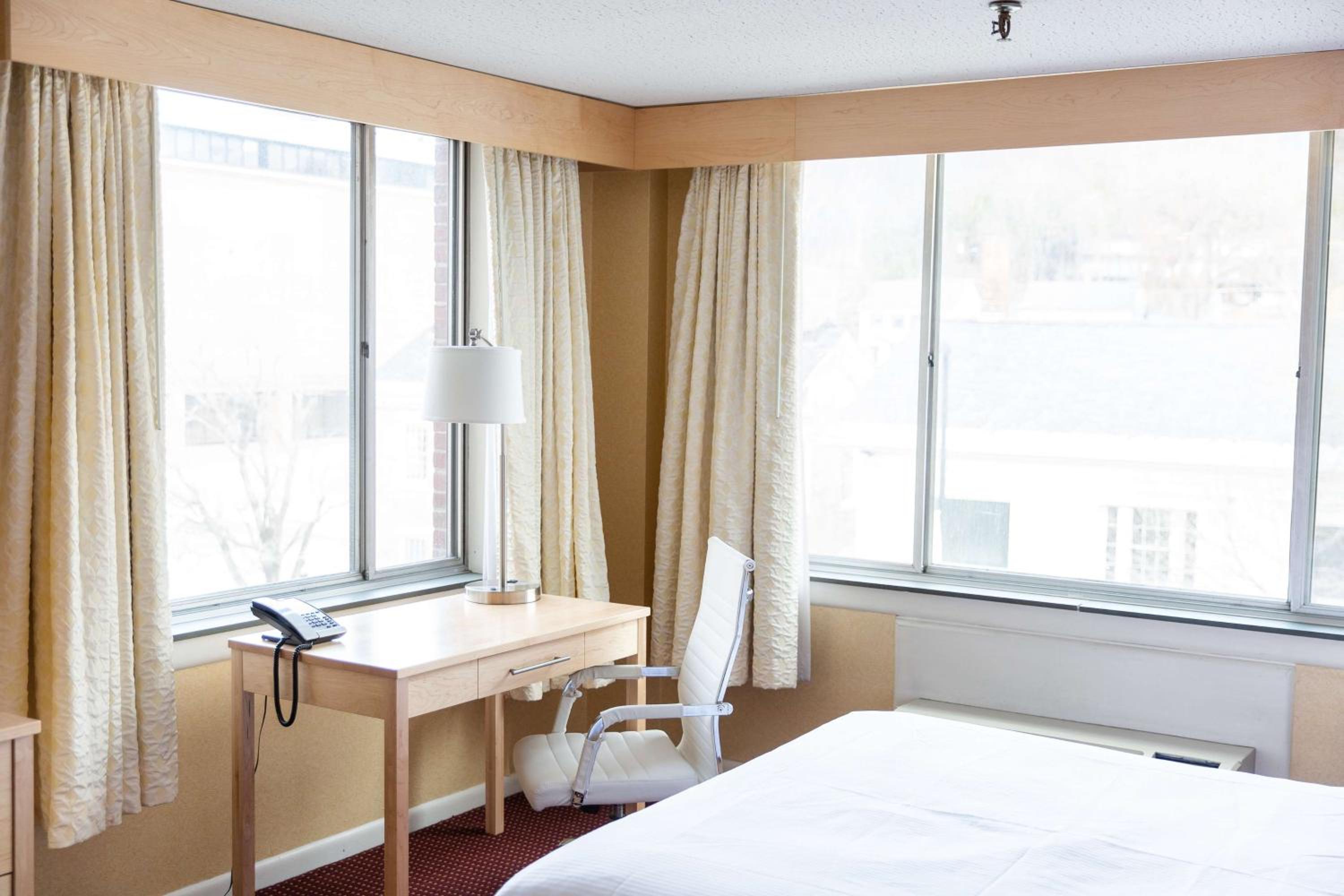Corner Queen Room with Two Queen Beds and View photo 2
