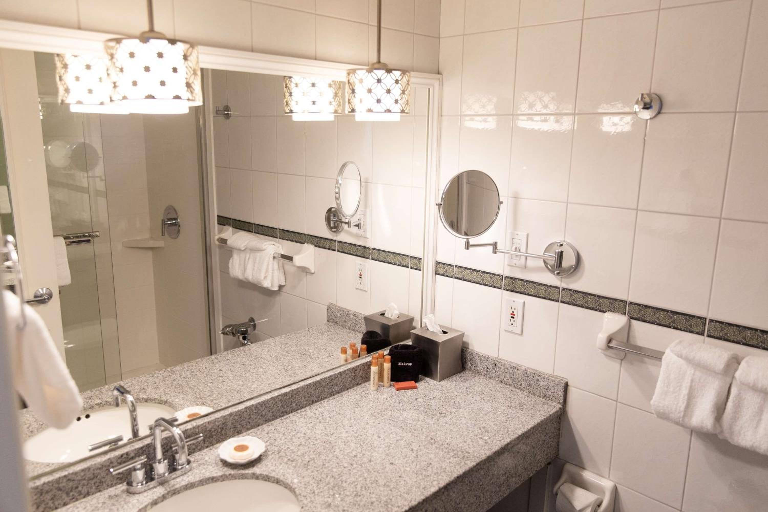 Deluxe Queen Room with Two Queen Beds - Hearing Access photo 2
