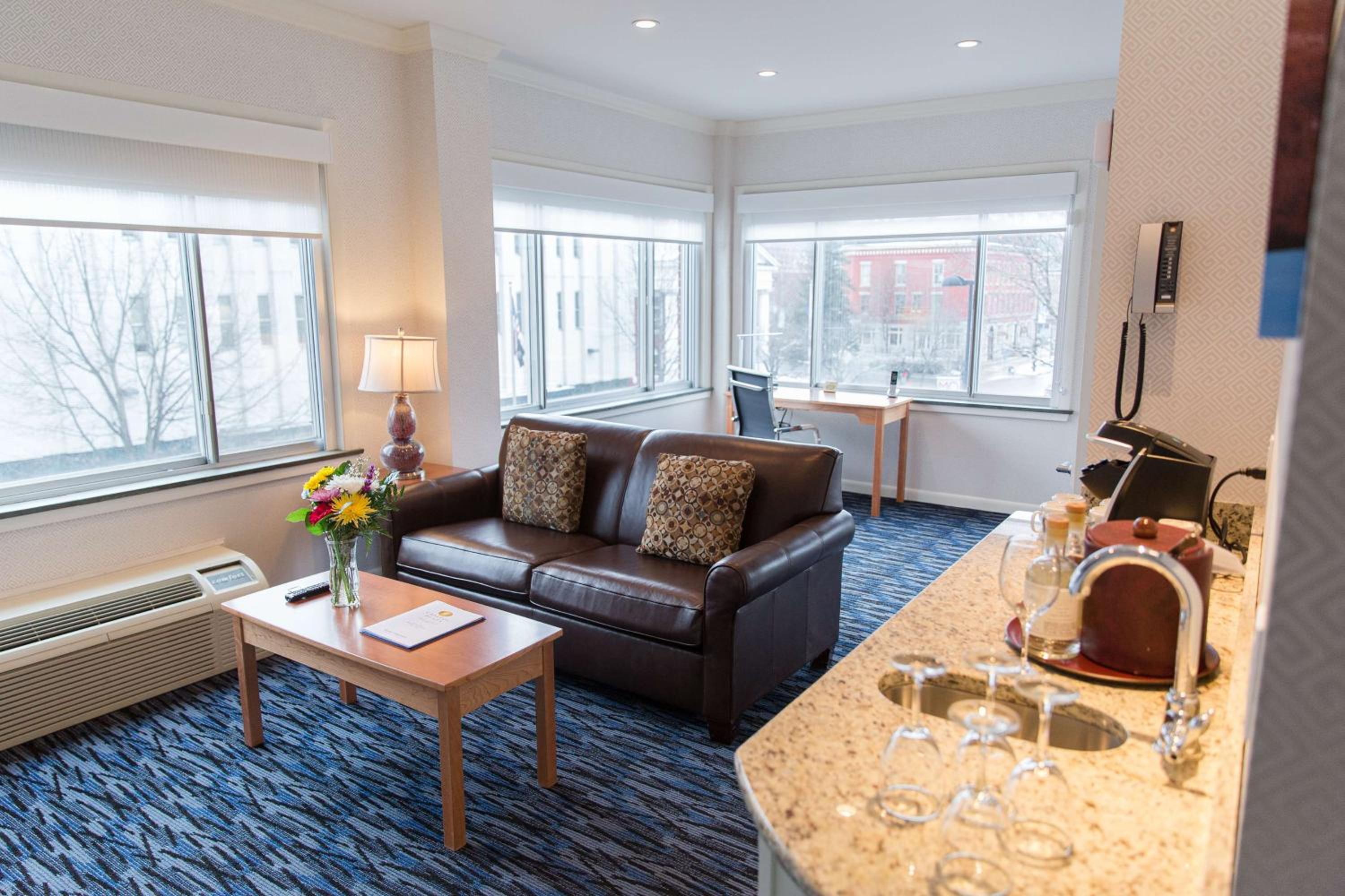 One-Bedroom Corner King Suite with Sofa Bed photo 2