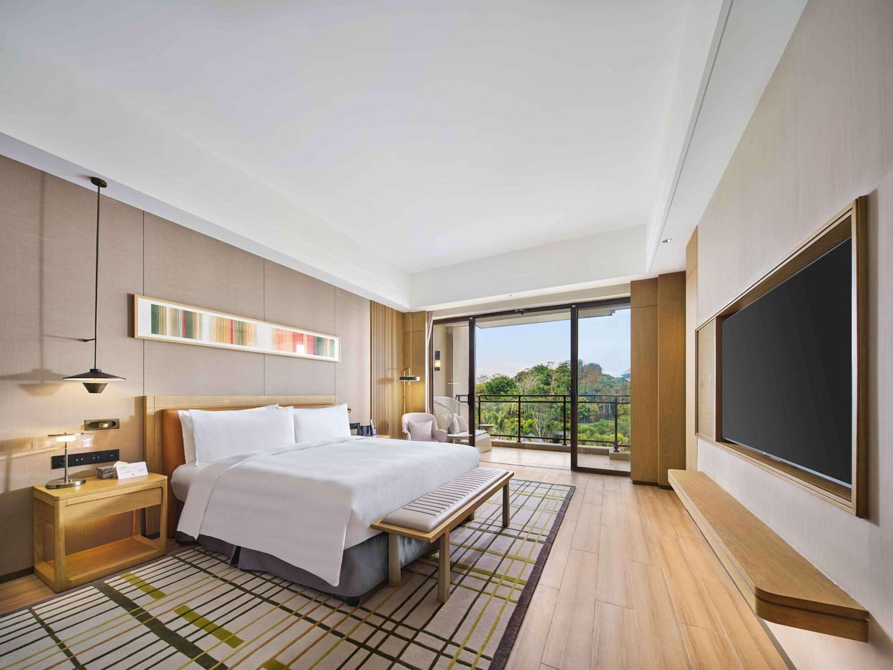 One-Bedroom King Suite with Balcony