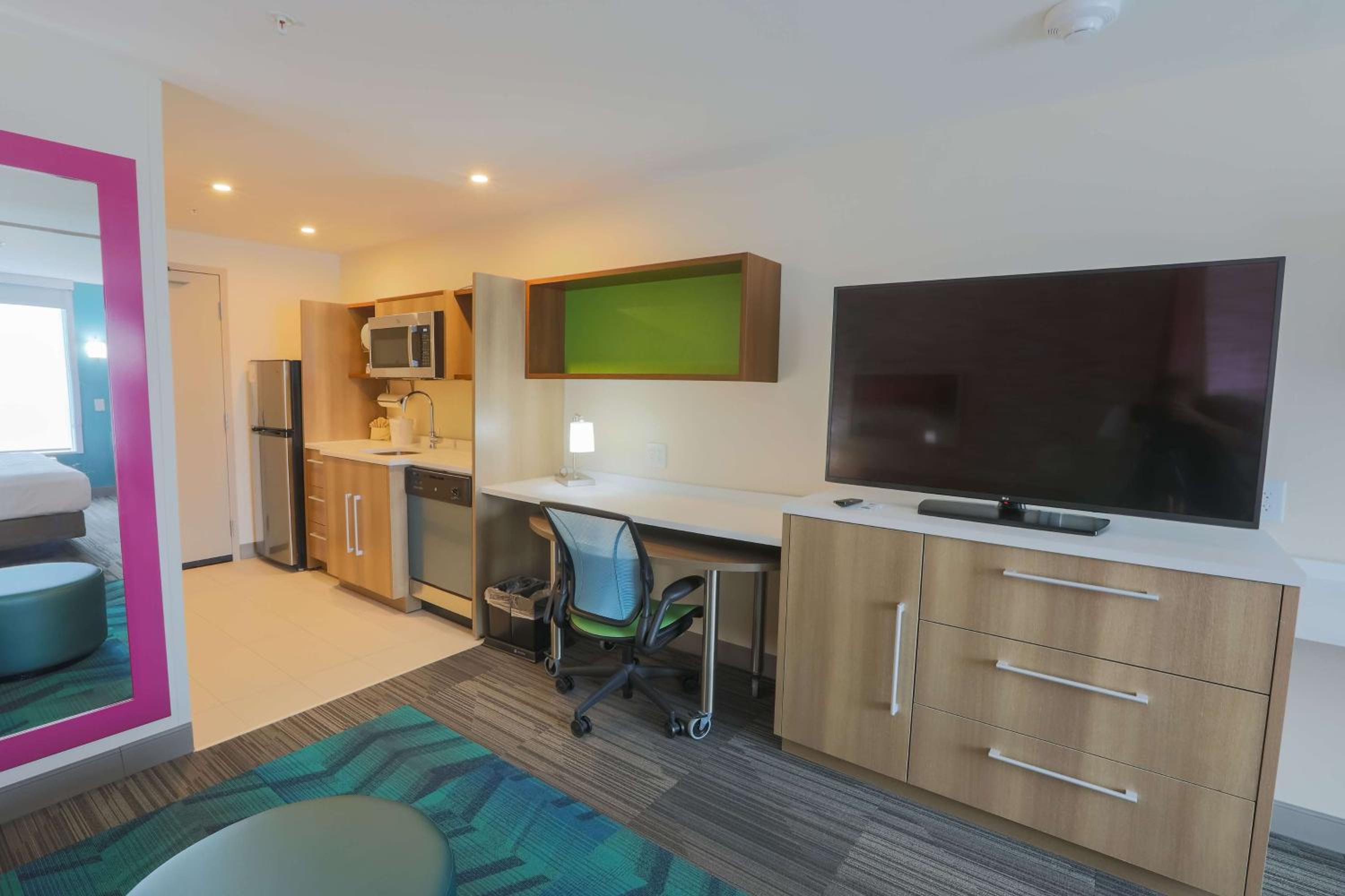 King Studio Suite - Non-Smoking - Photo 17