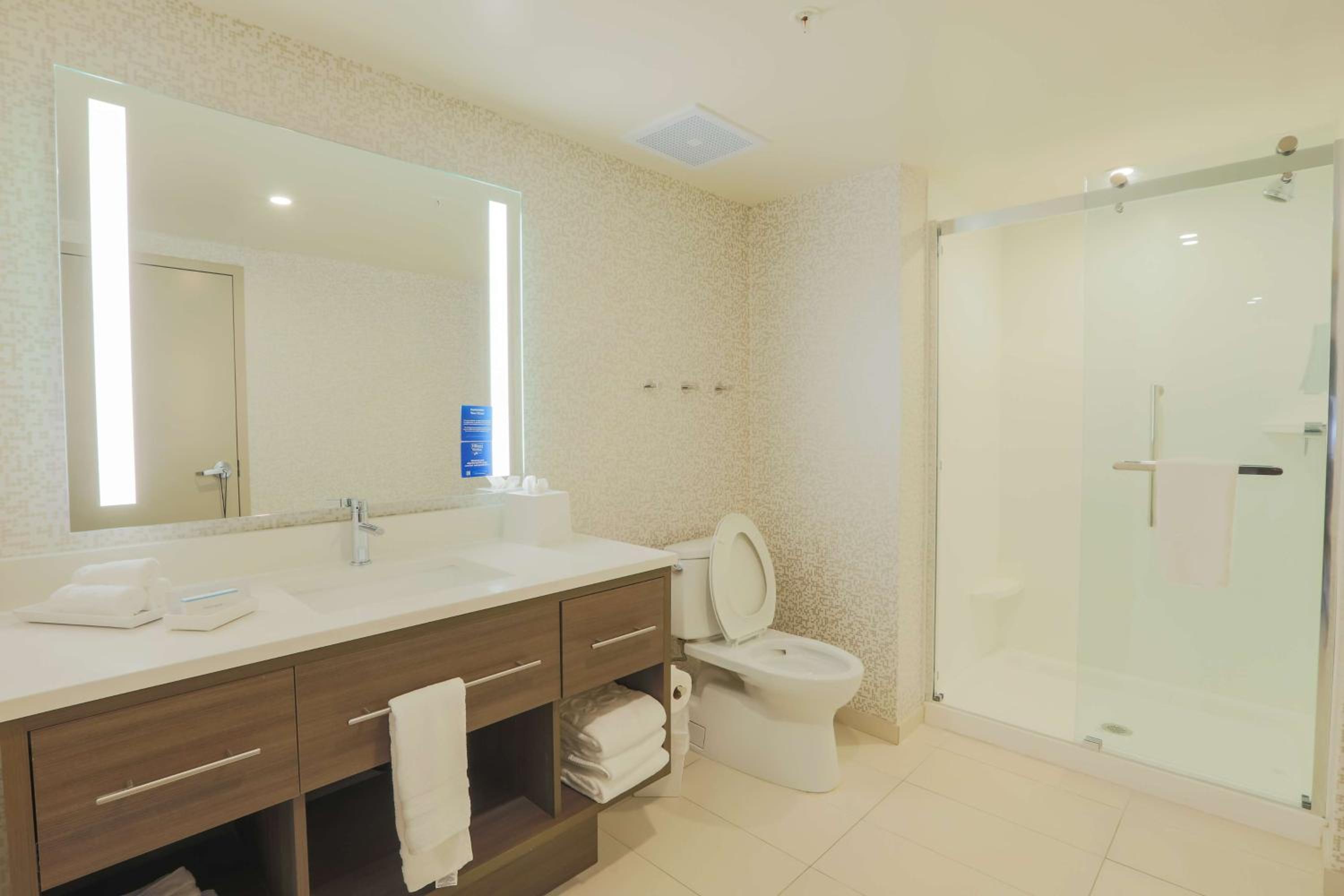 One-Bedroom King Suite - Non-Smoking - Photo 12