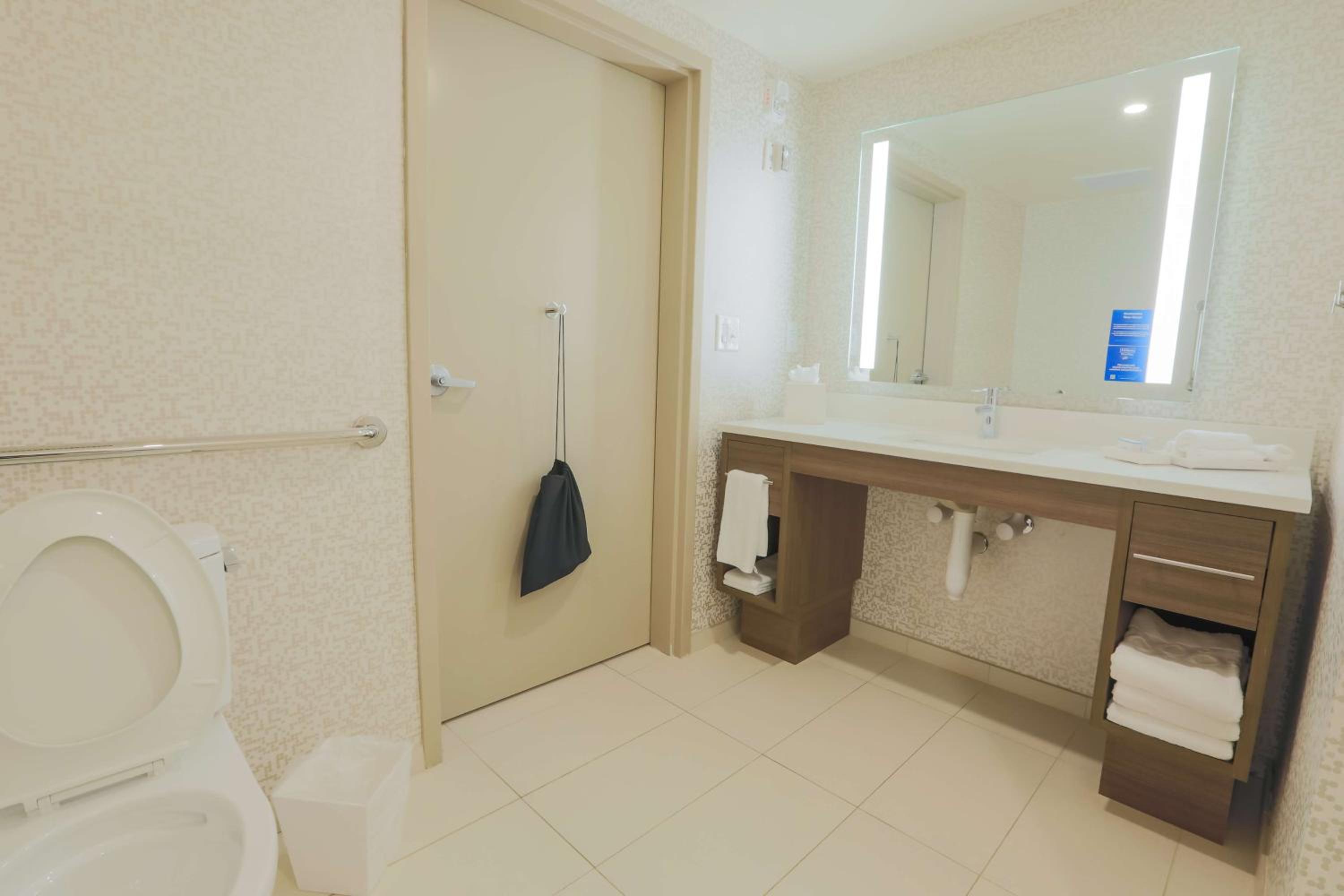 Queen Studio with Two Queen Beds - Mobility Access/Non-Smoking - Photo 3