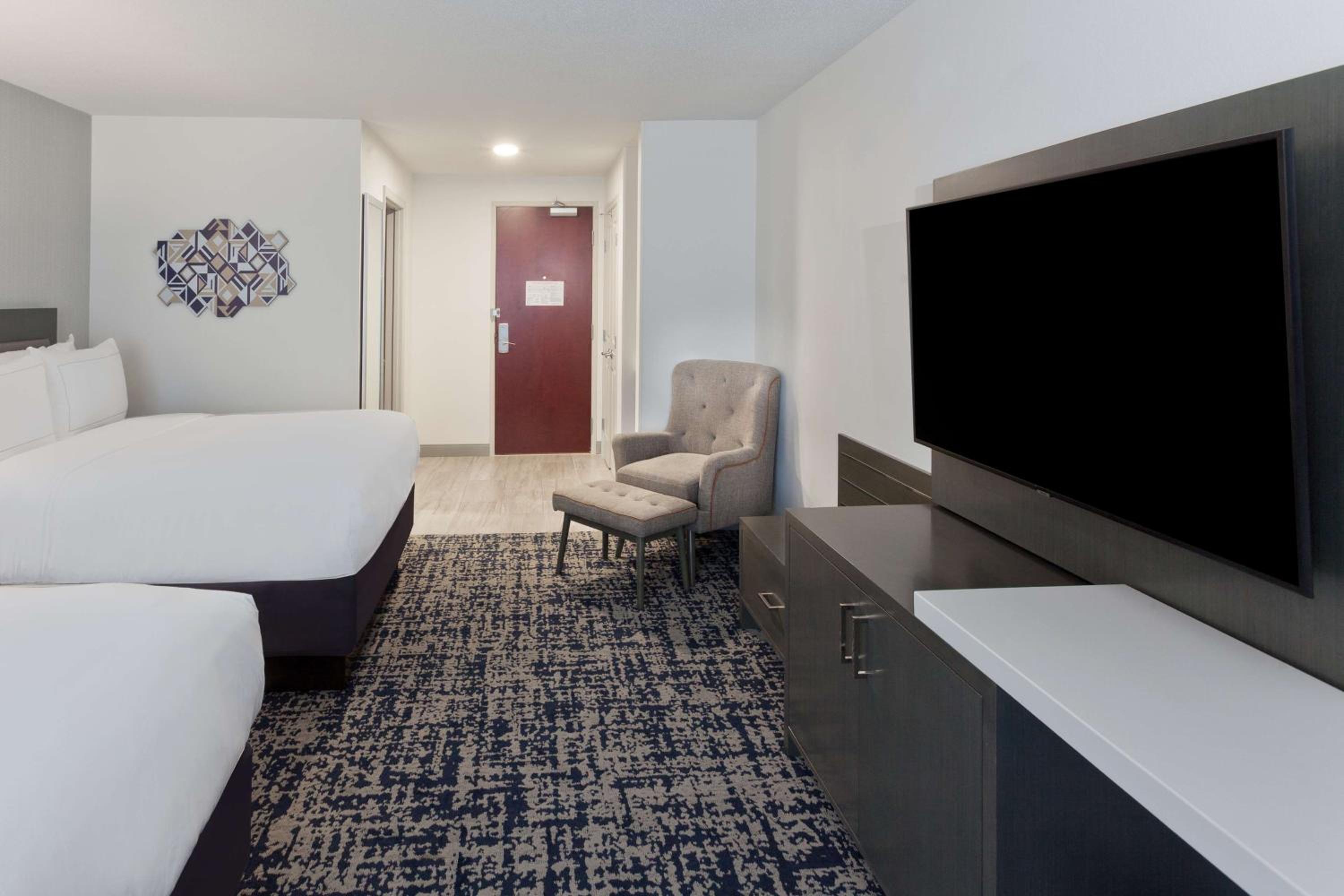 Queen Room with Two Queen Beds - Photo 2