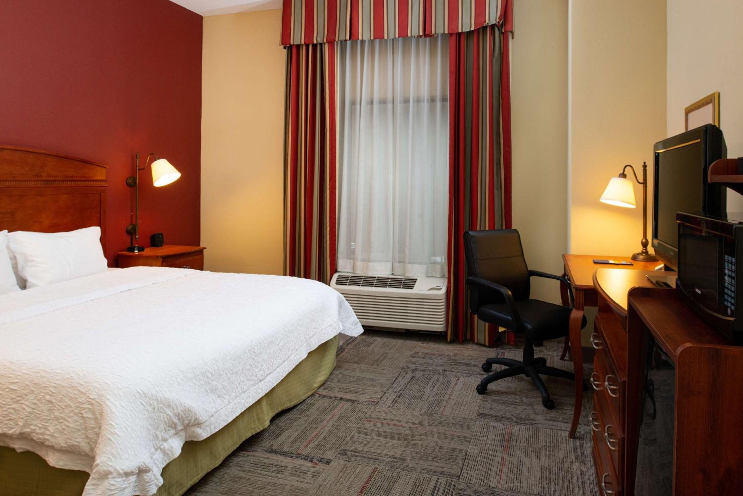 King Room with Roll-In Shower - Mobility Access/Non-Smoking photo 2