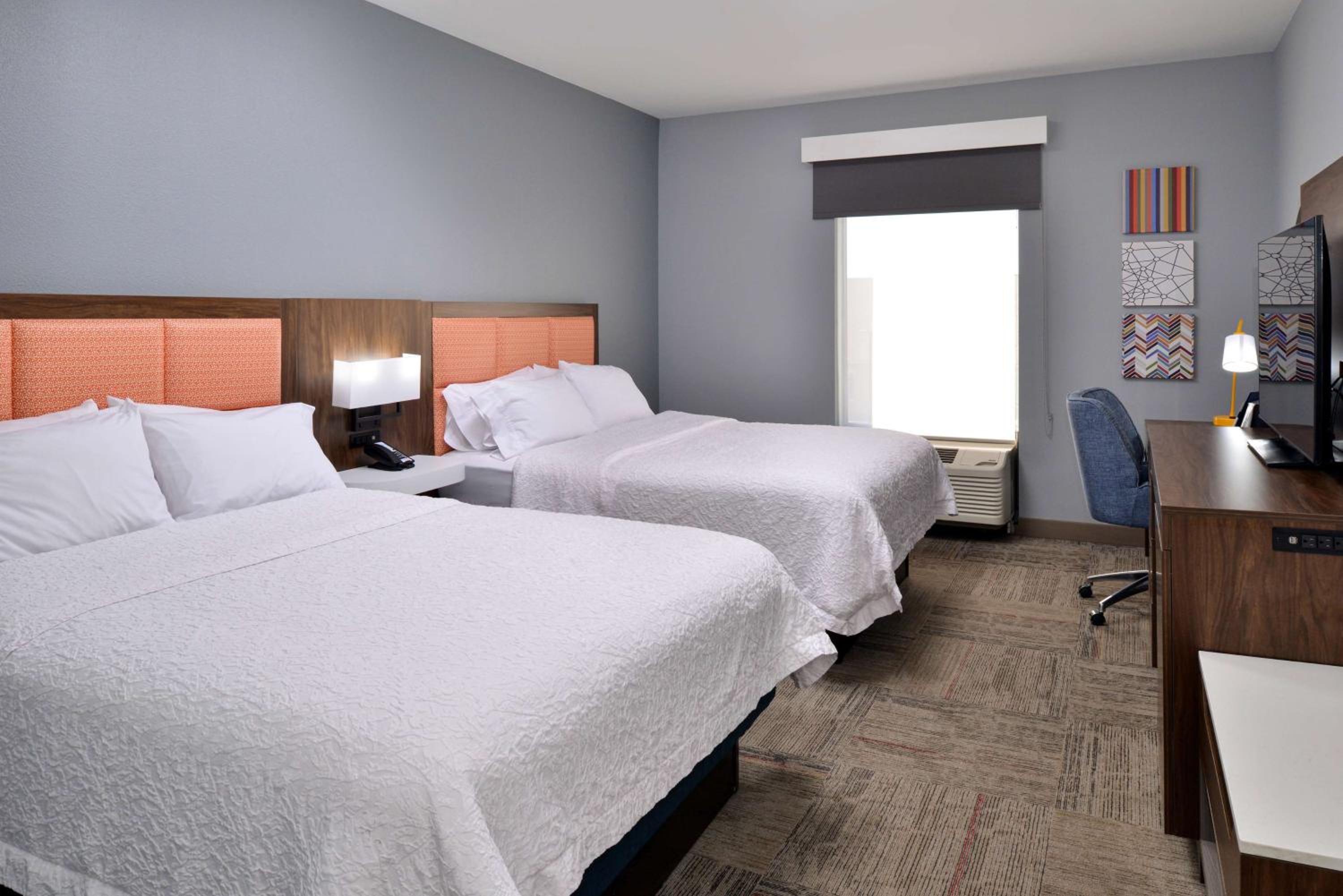 Queen Room with Two Queen Beds photo 2
