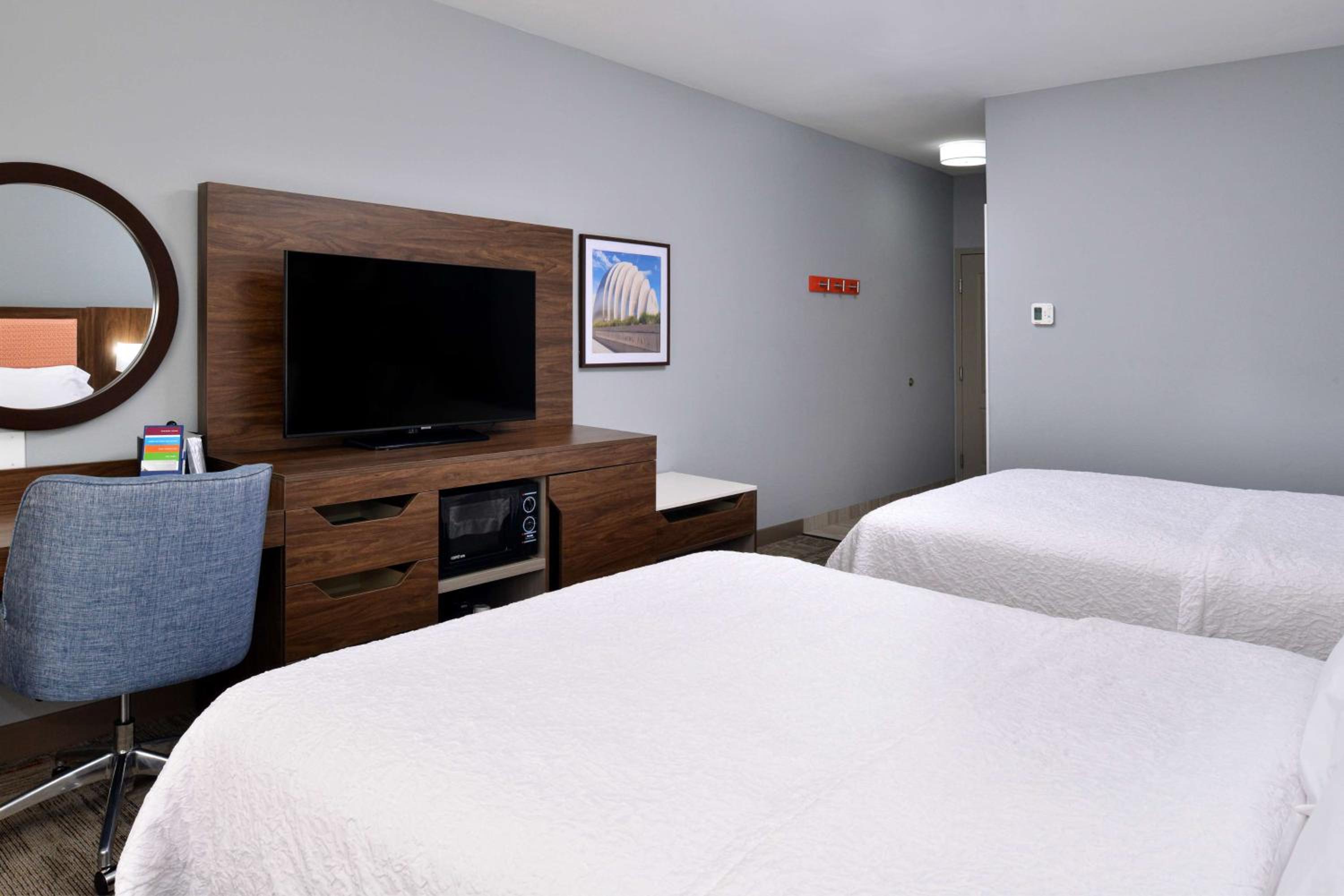 Queen Room with Two Queen Beds photo 3