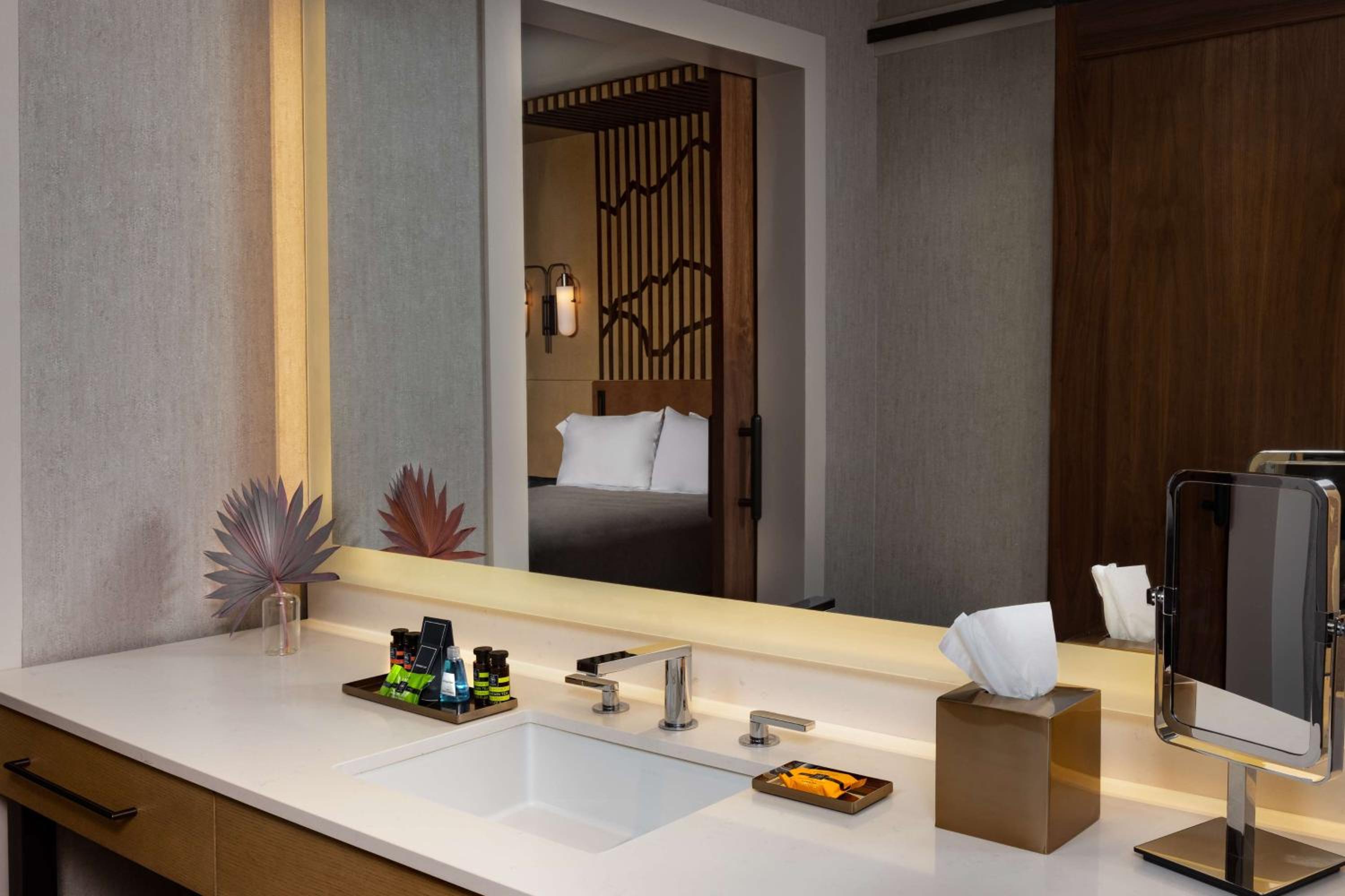 One-Bedroom Premium King Suite with Sofa Bed - Photo 4