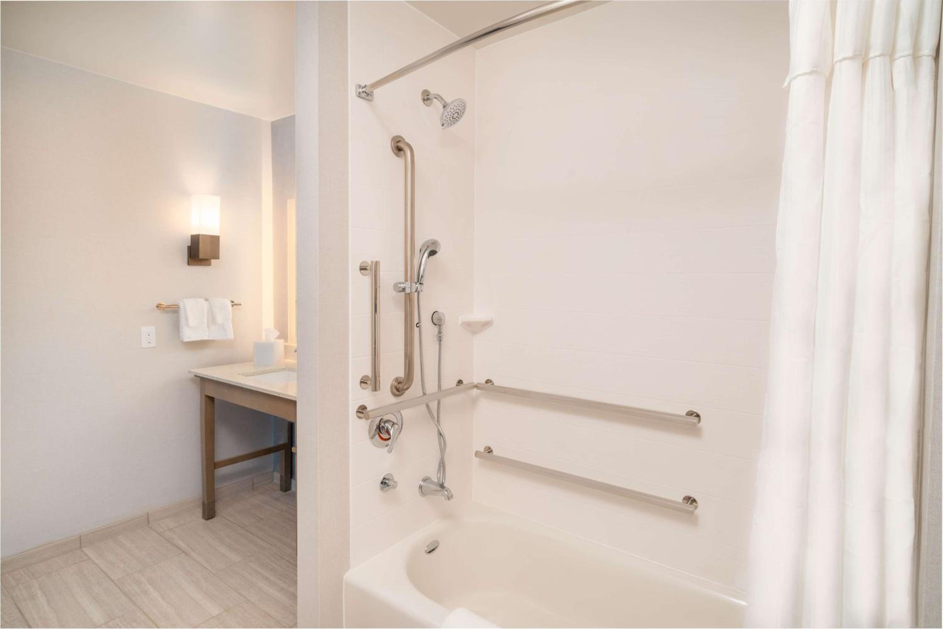 Queen Suite with Bath Tub - Mobility Accessible/Non-Smoking - Photo 4