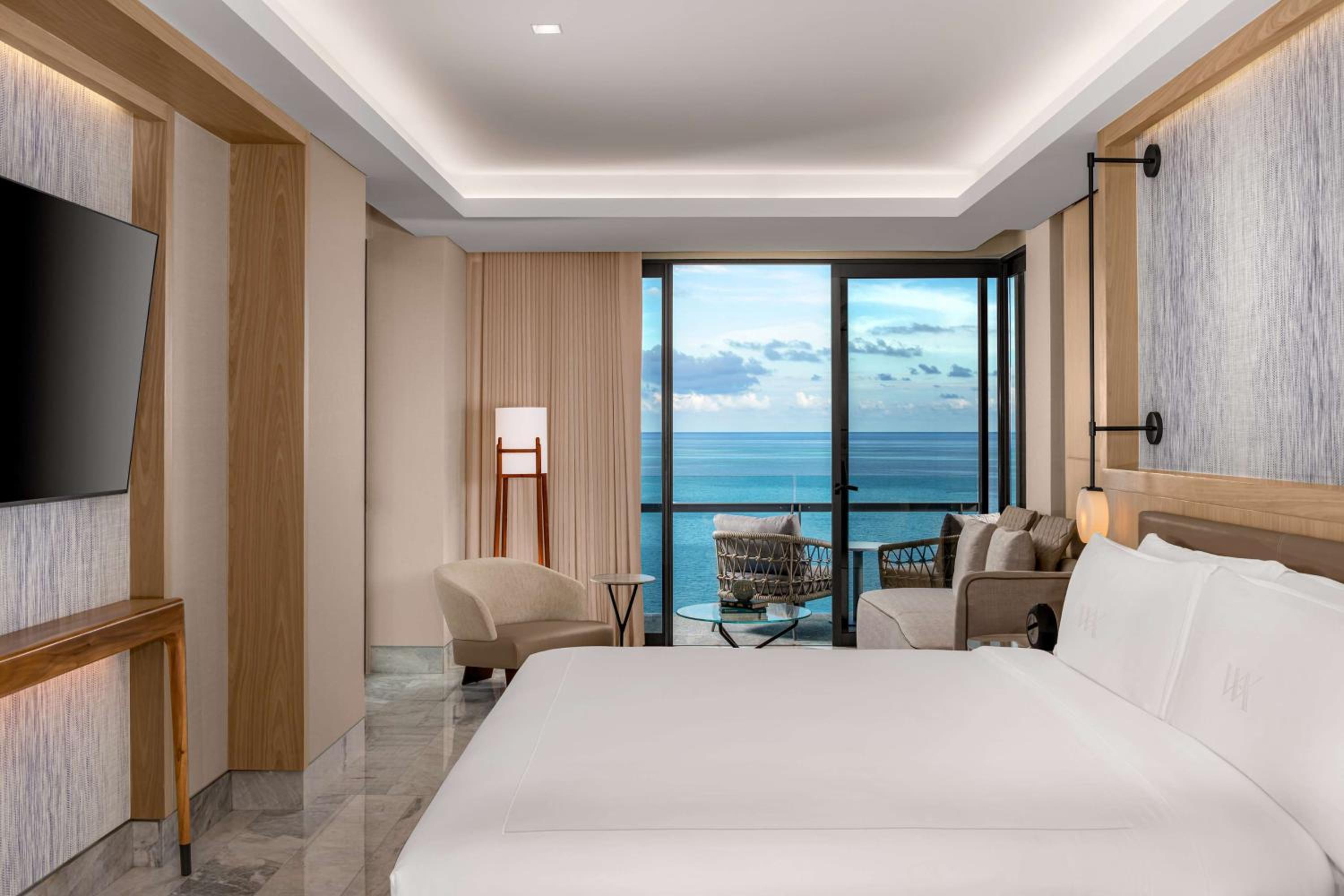 Suite principal en esquina con cama King y vista al mar