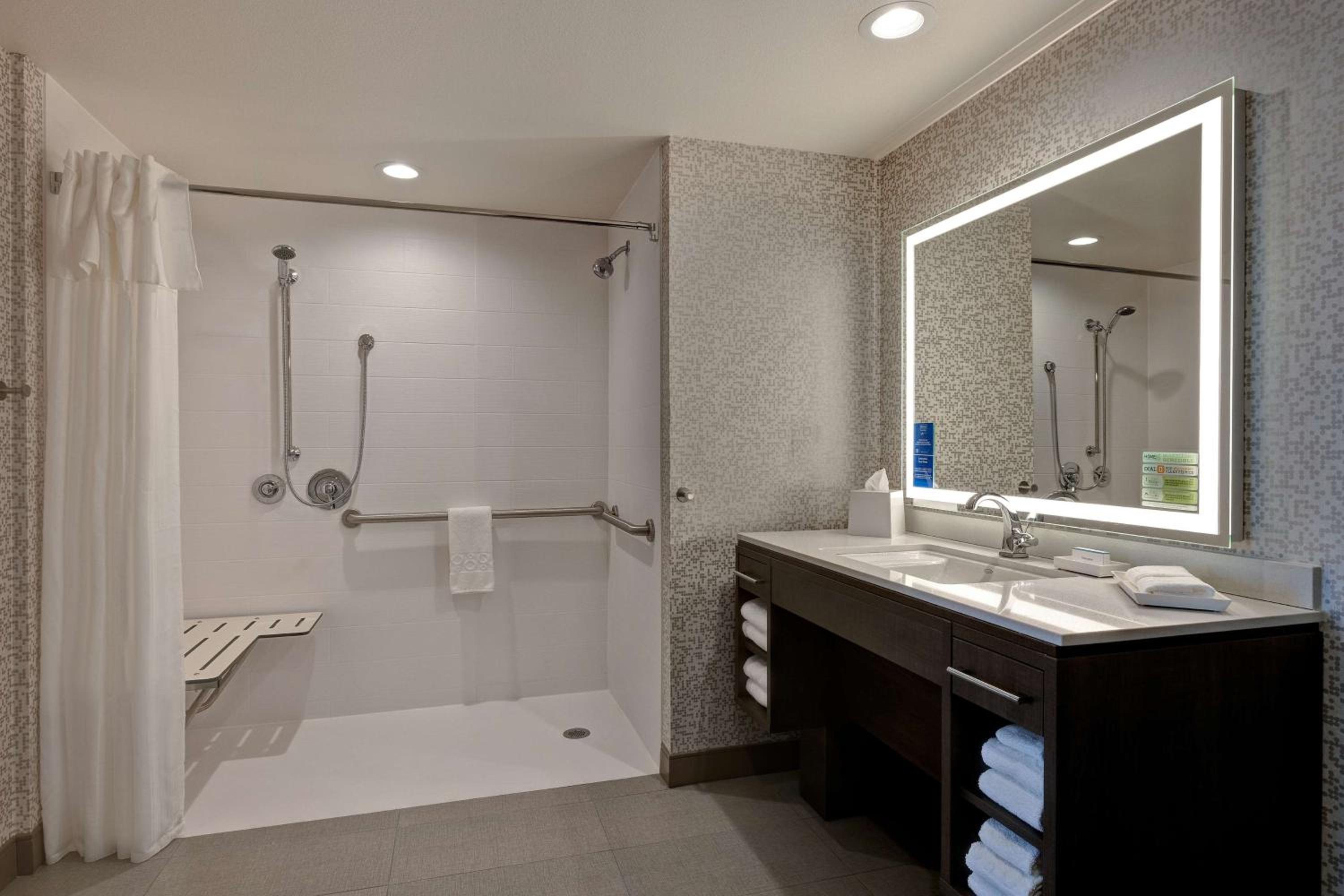 King Suite with Roll-In Shower - Non Smoking - Photo 3