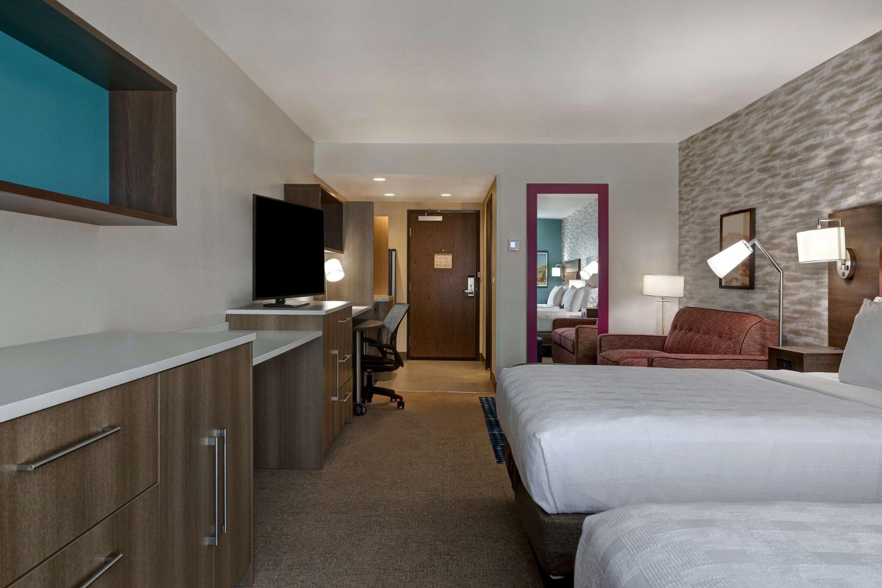 Queen Studio with Two Queen Beds - Non-Smoking - Photo 2
