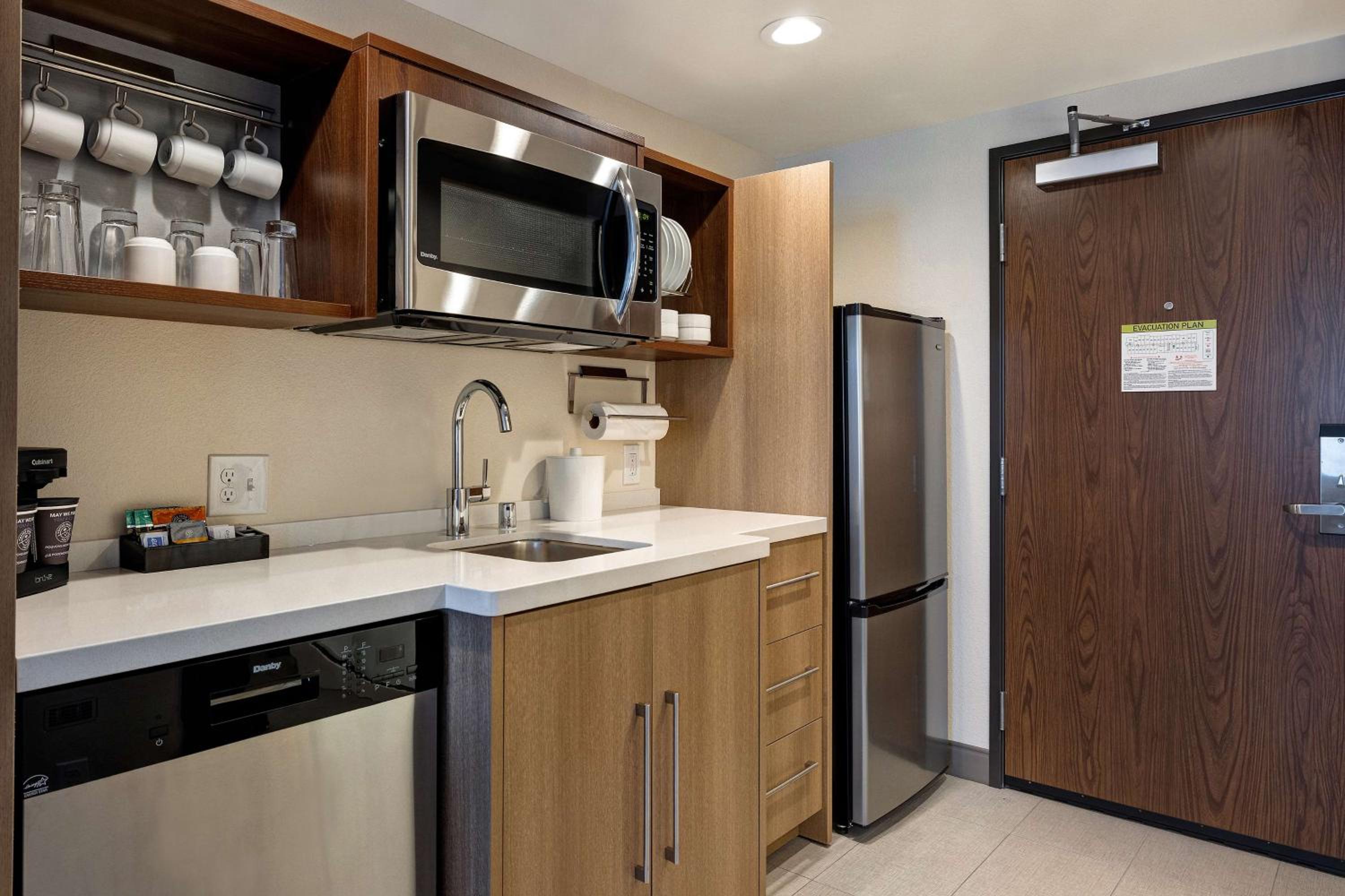 King Studio Suite - Non-Smoking - Photo 3