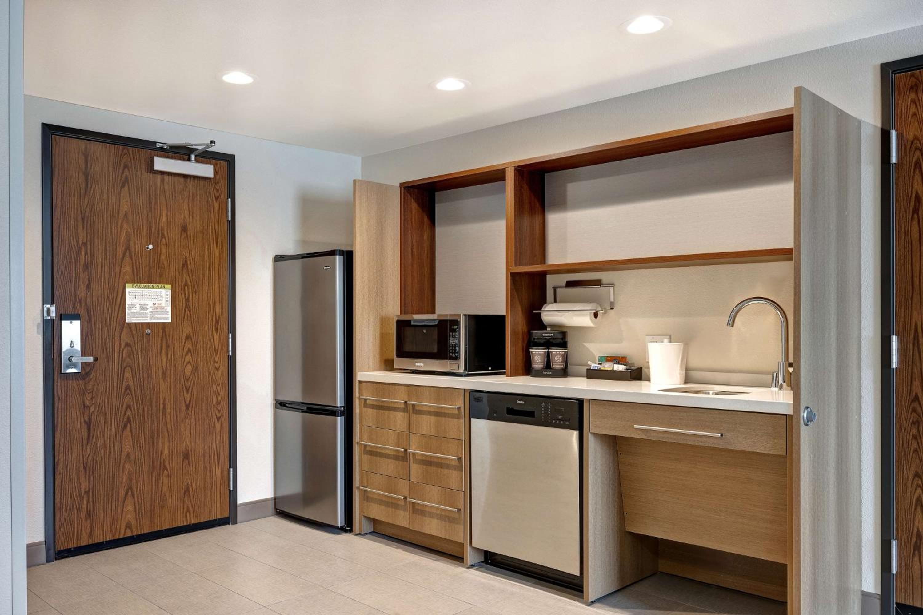 King Suite with Roll-In Shower - Non Smoking - Photo 4