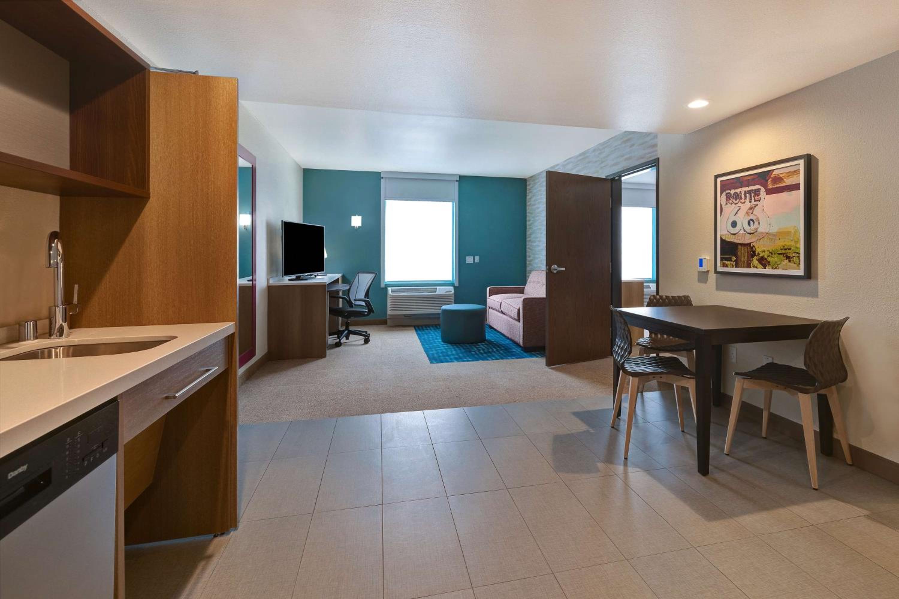 King Suite with Roll-In Shower - Non Smoking - Photo 1