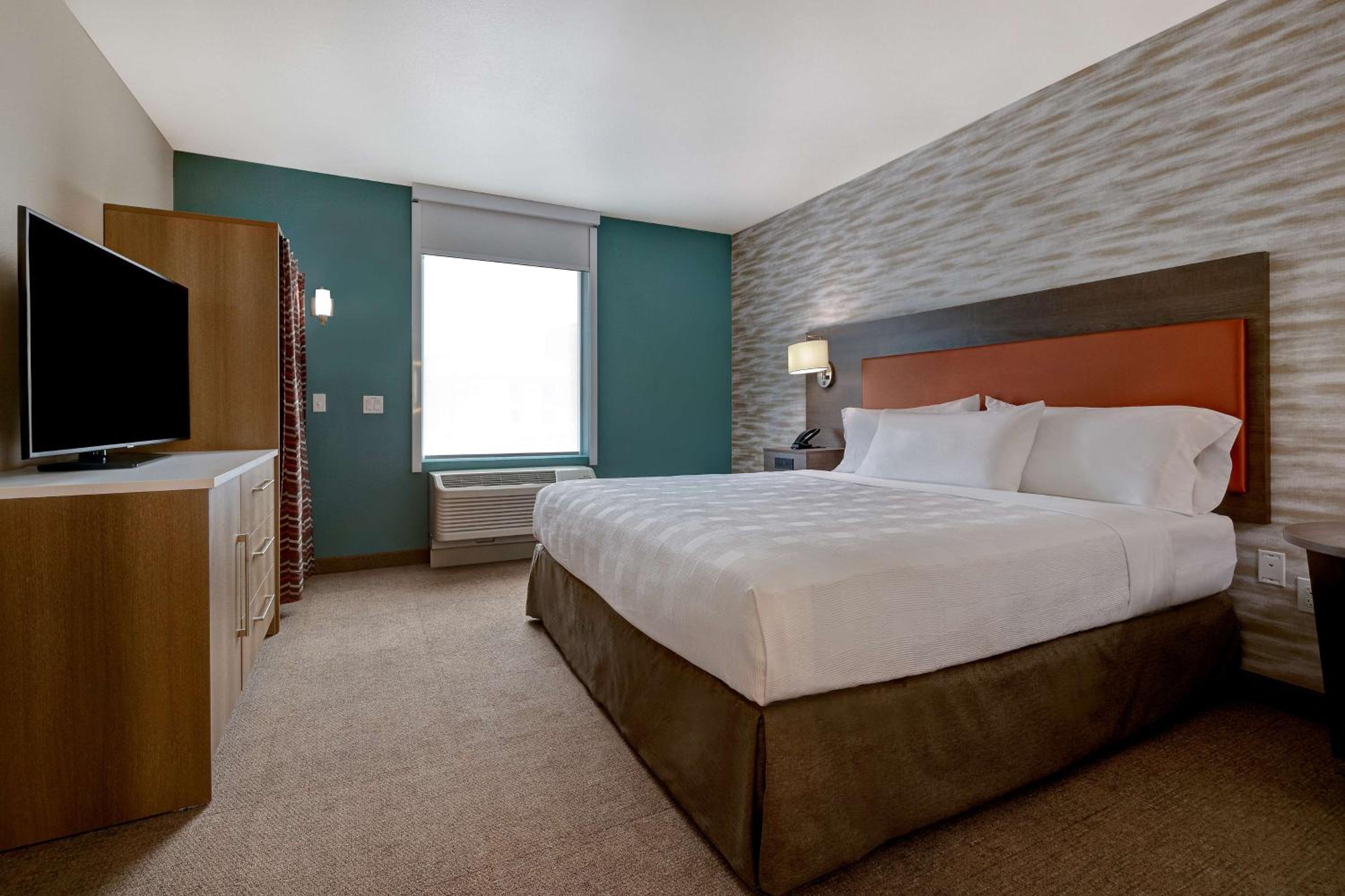 King Suite with Roll-In Shower - Non Smoking - Photo 2