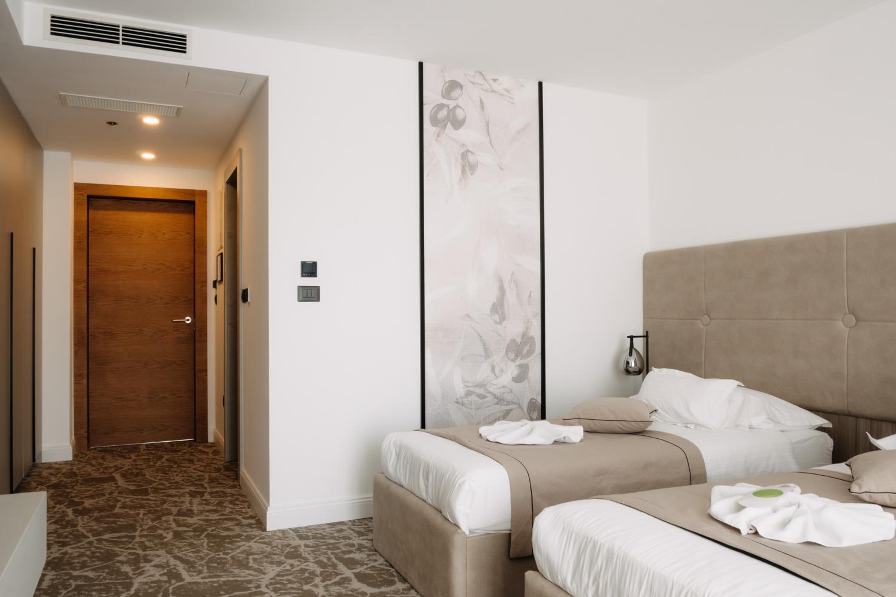 Deluxe Double Room with Balcony and Partial Sea View