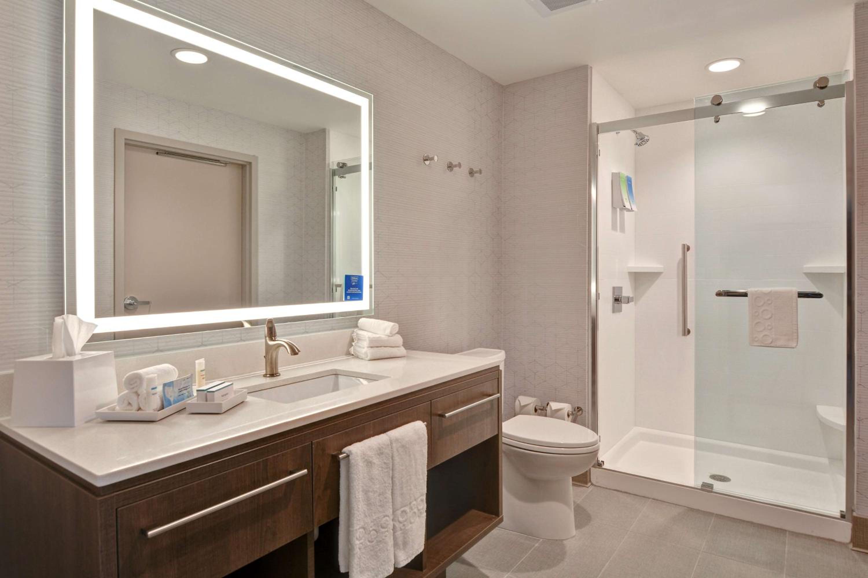 One-Bedroom King Suite - Non-Smoking - Photo 2