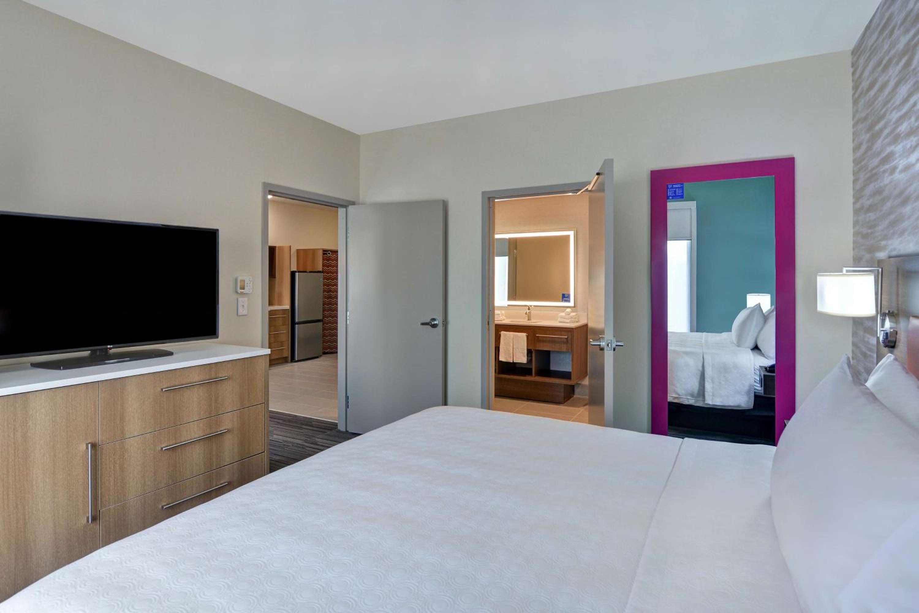 One-Bedroom King Suite - Non-Smoking - Photo 3