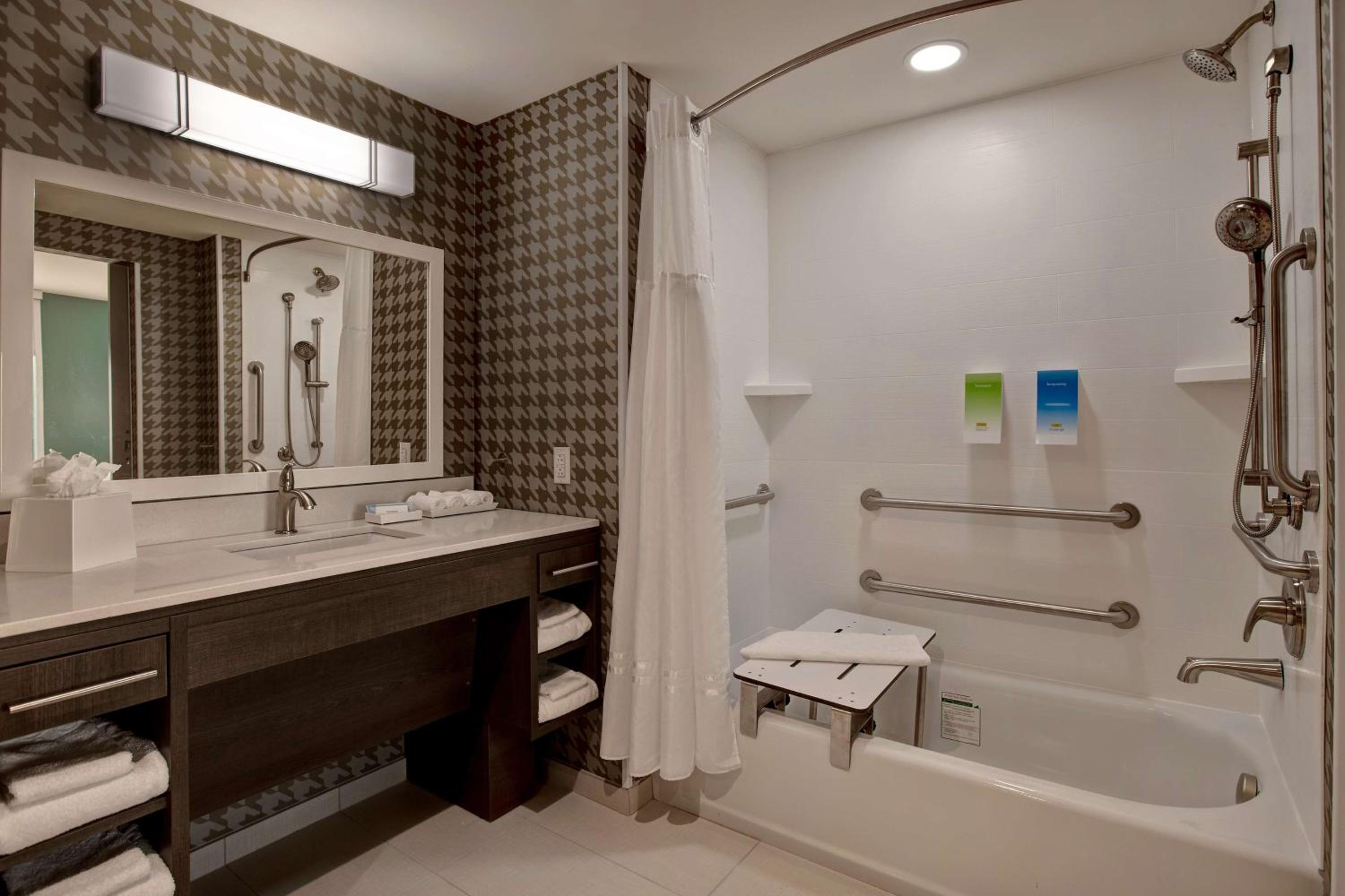 King Suite - Mobility Access/Non-Smoking - Photo 3