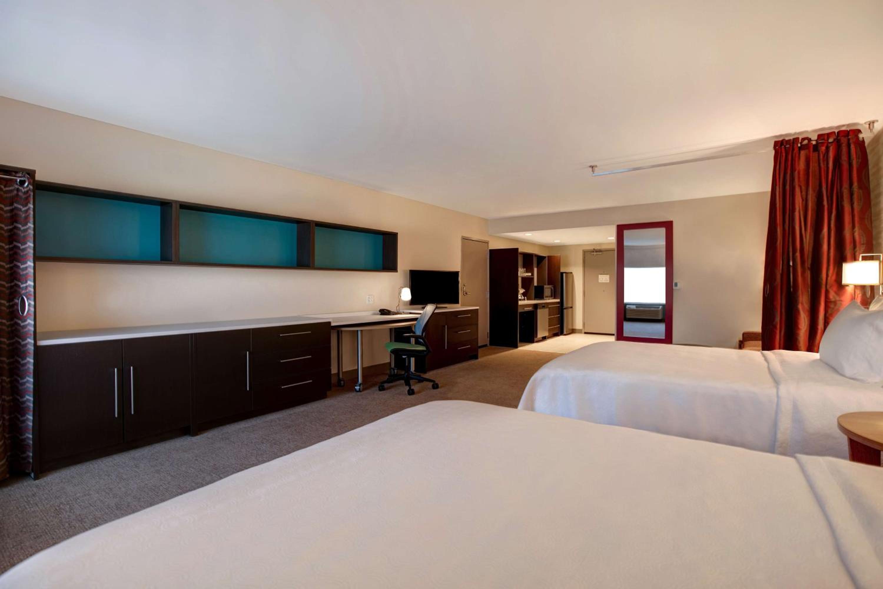 Queen Studio with Two Queen Beds - Non-Smoking - Photo 3