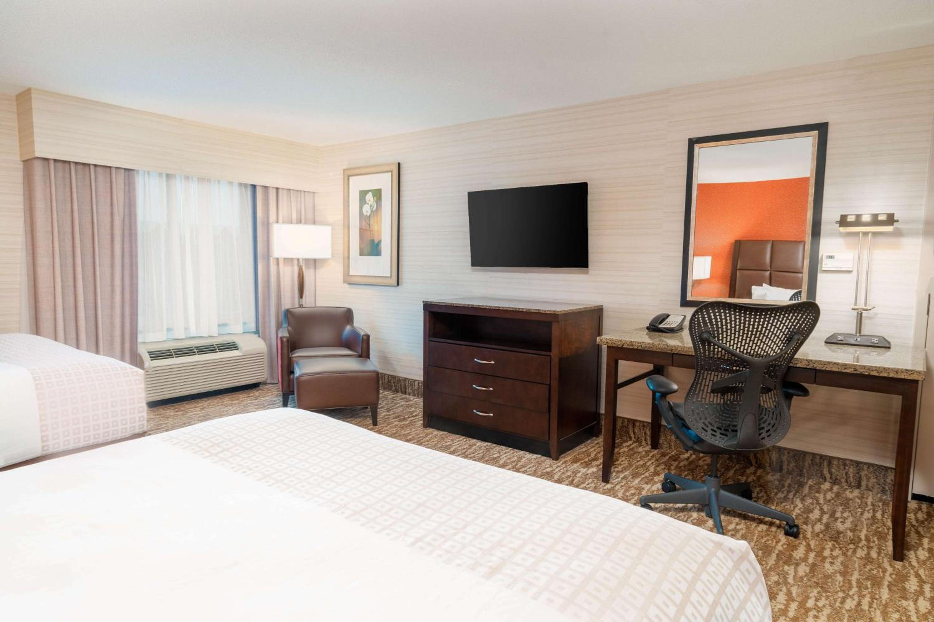 Queen Room with Two Queen Beds - Photo 3