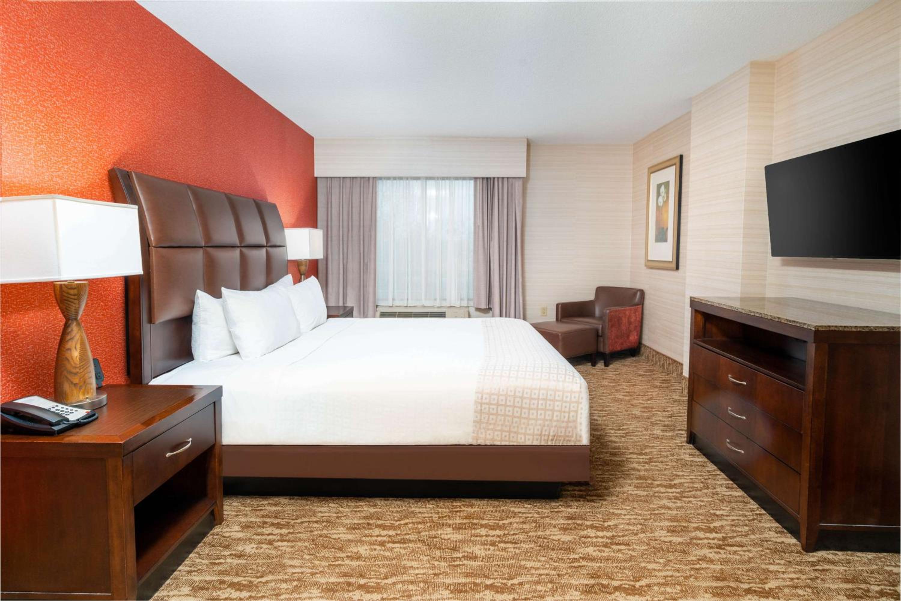 King Suite with Roll-In Shower - Mobility/Hearing Accessible - Photo 4