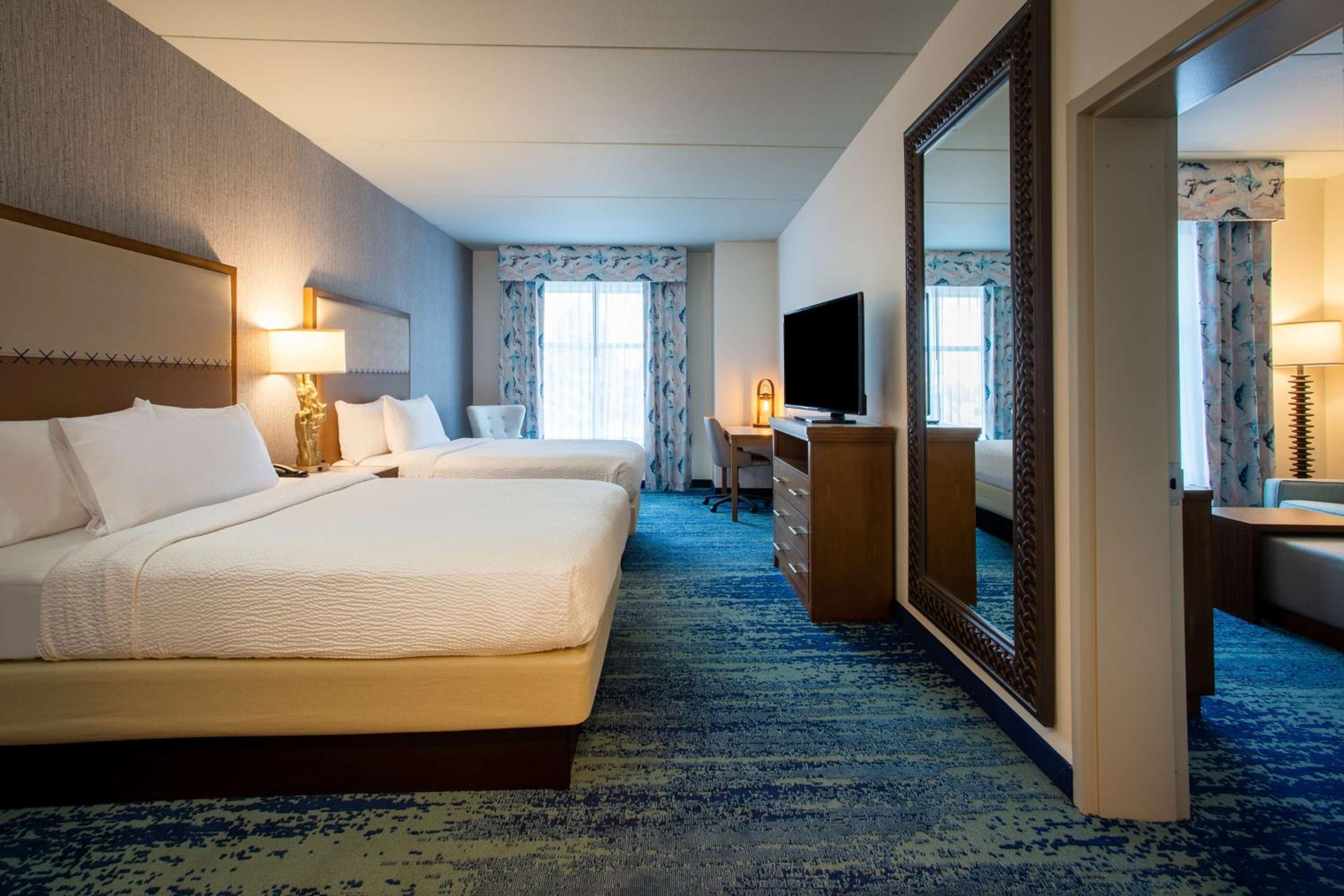 One-Bedroom Queen Suite with Two Queen Beds - Non-Smoking - Photo 2