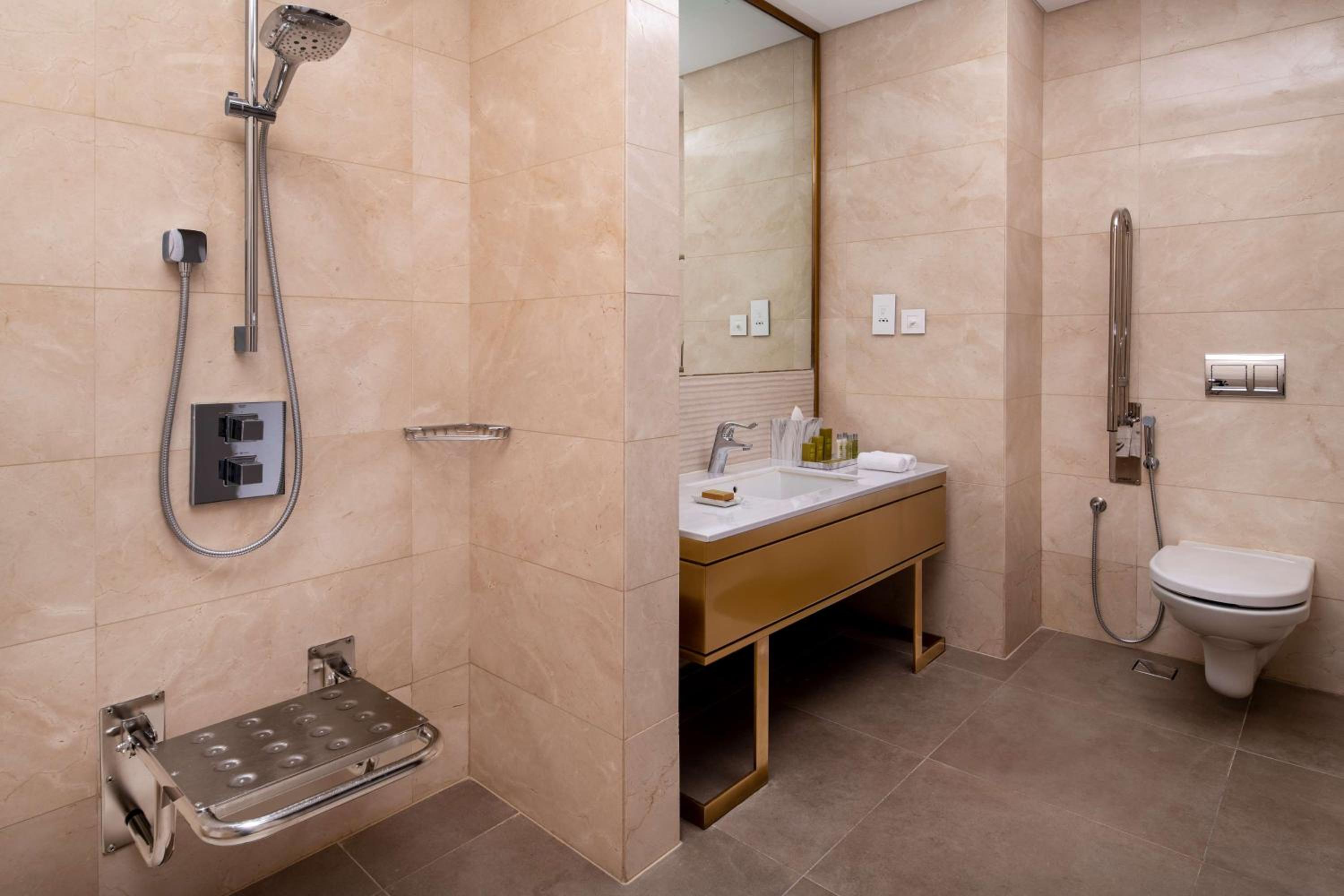King Junior Suite - Accessible - Photo 4
