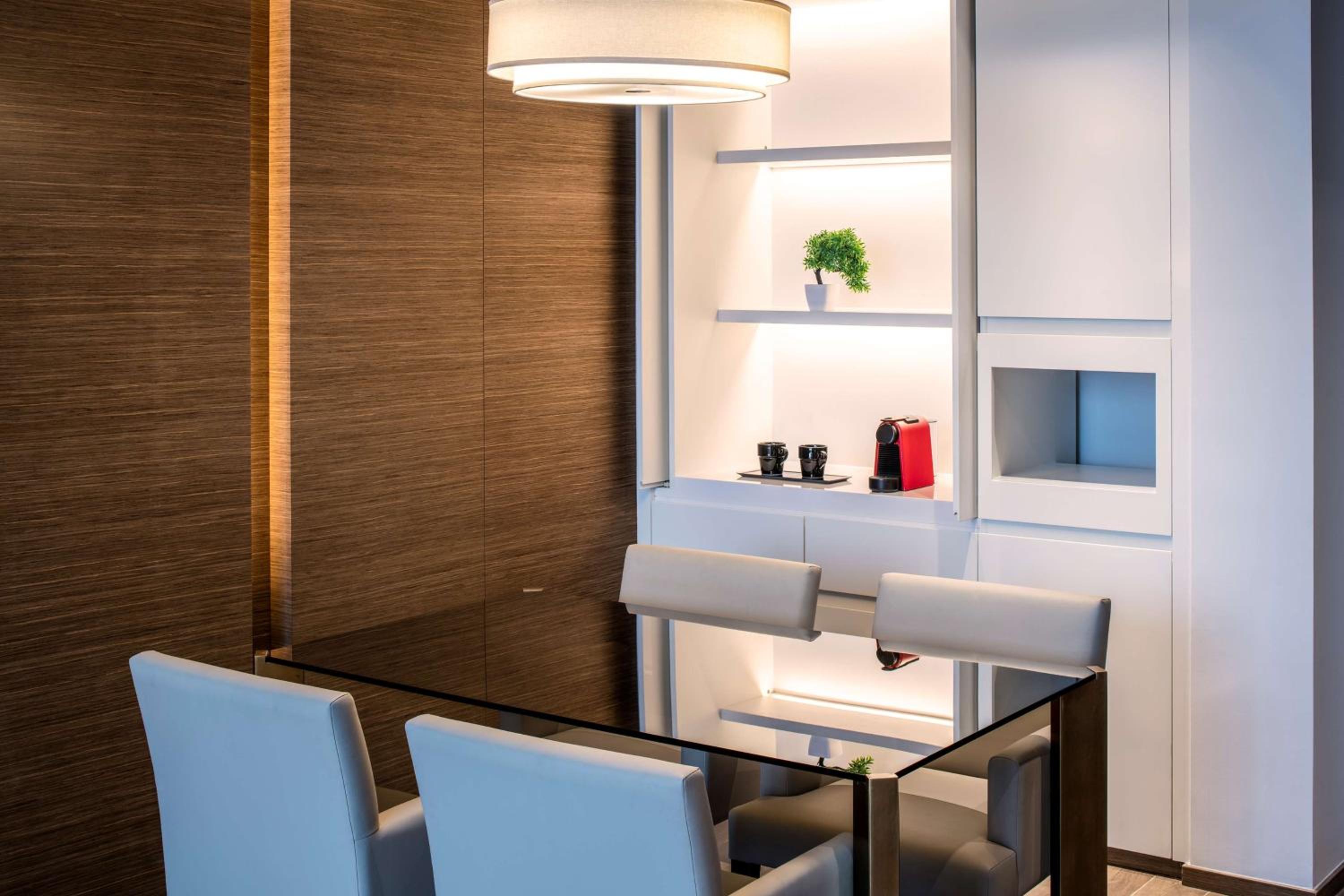 One-Bedroom King Suite - Photo 4