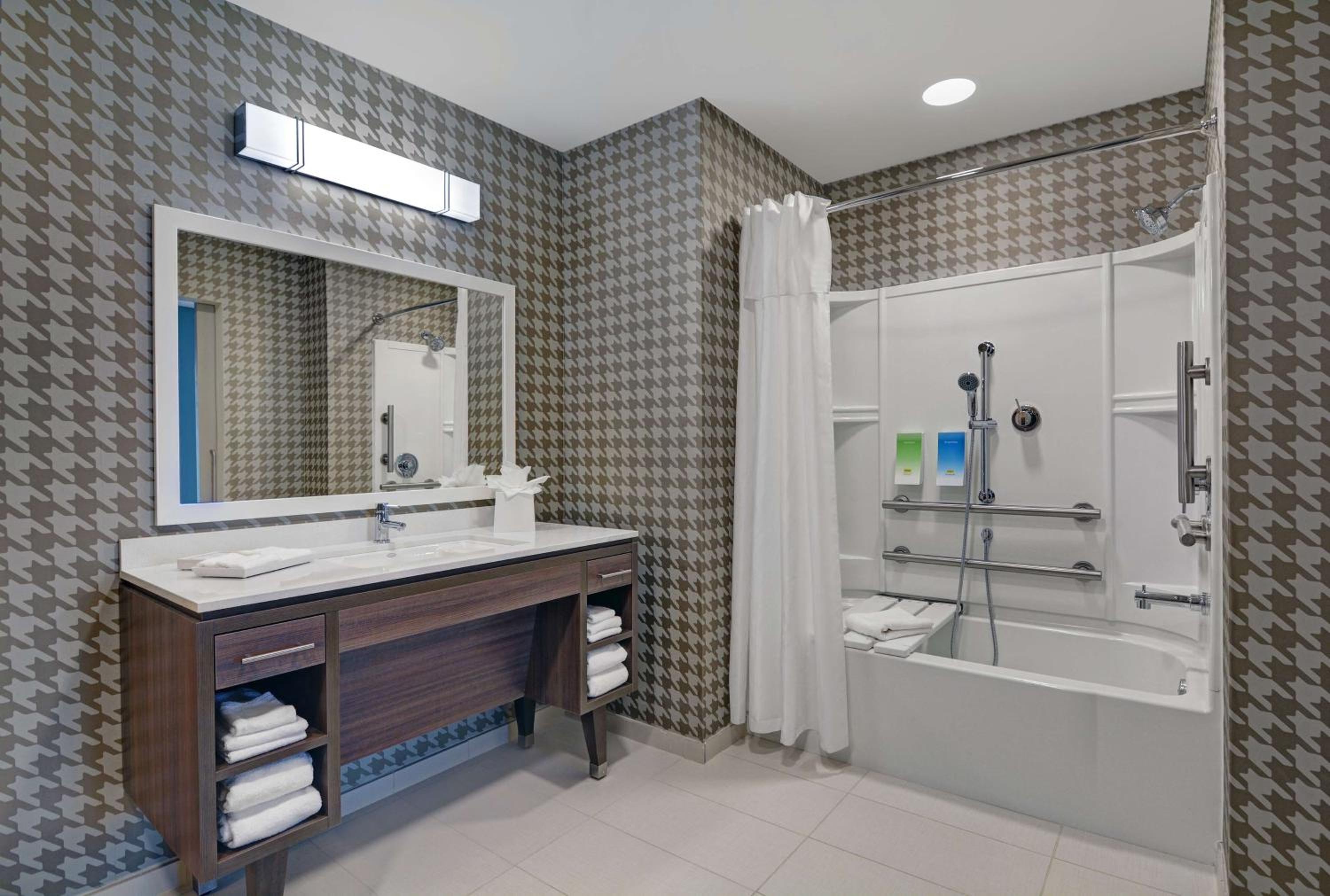 King Suite - Mobility Access/Non-Smoking - Photo 2