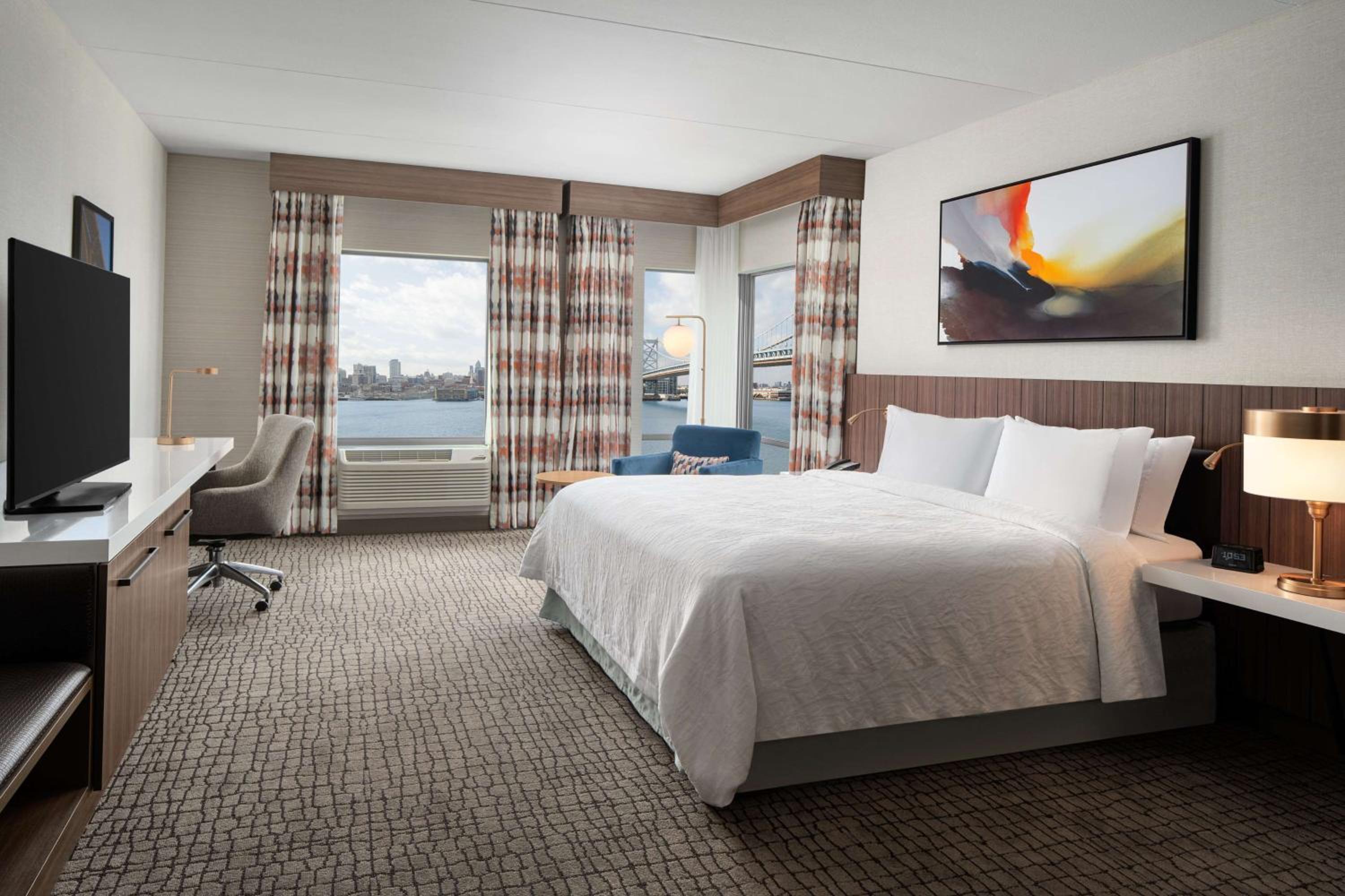 King Room with River View - Mobility/Hearing Accessible at Hilton Garden Inn Camden Waterfront Philadelphia in Camden